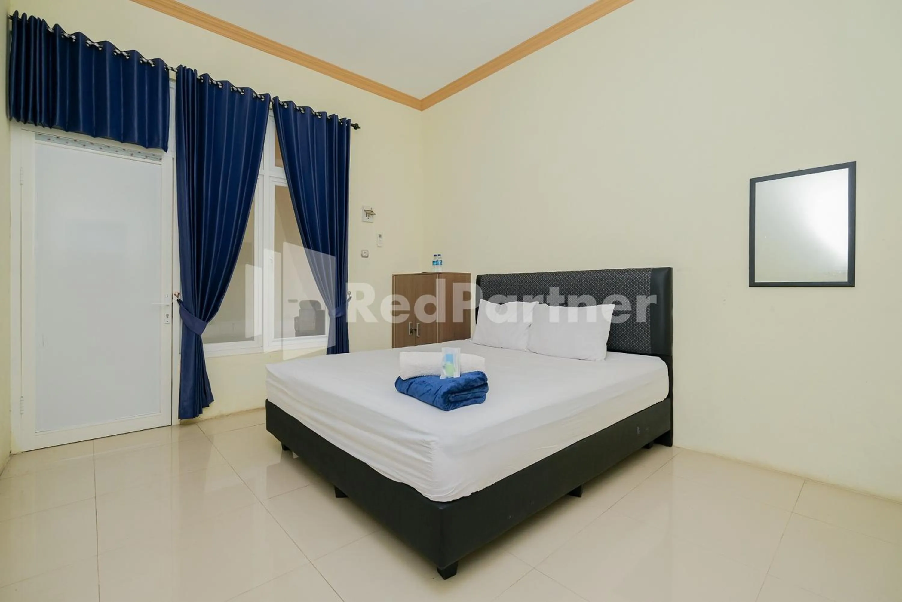 Deluxe Double Room in Grand Kencana Guesthouse Syariah near Wisata Bahari Lamongan