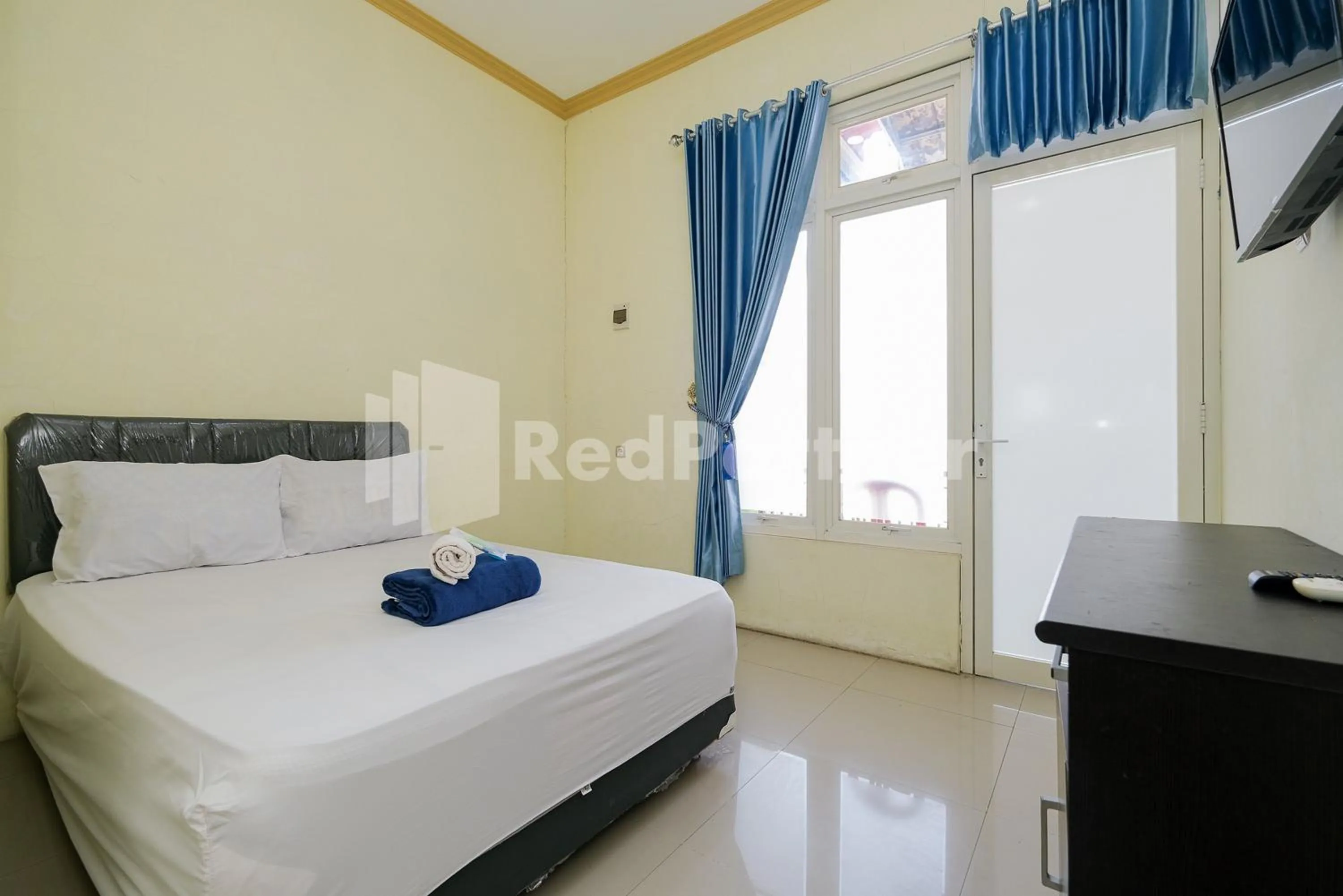 Standard Double Room in Grand Kencana Guesthouse Syariah near Wisata Bahari Lamongan
