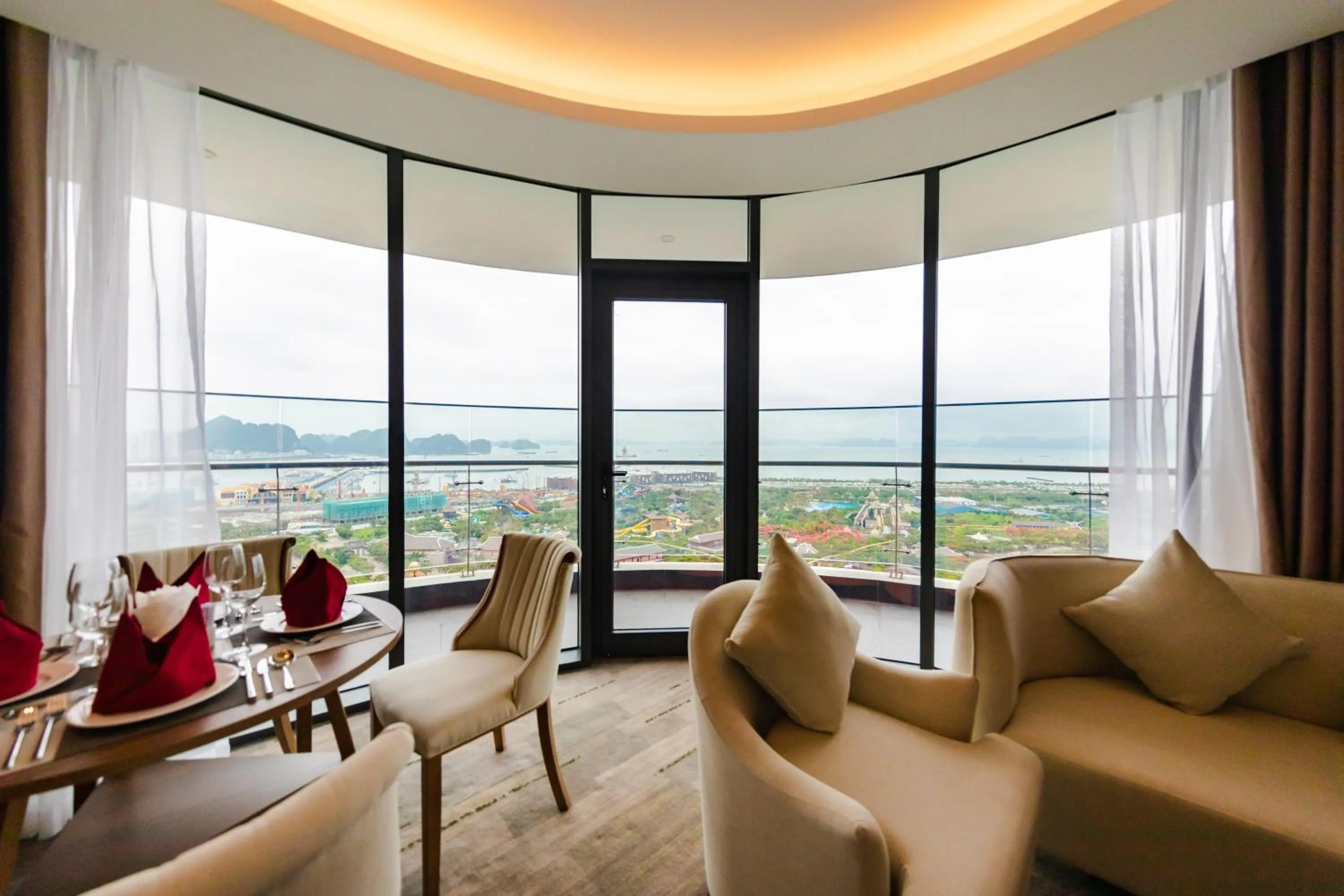 Executive Suite with Panoramic Sea View in Muong Thanh Luxury Ha Long Centre II