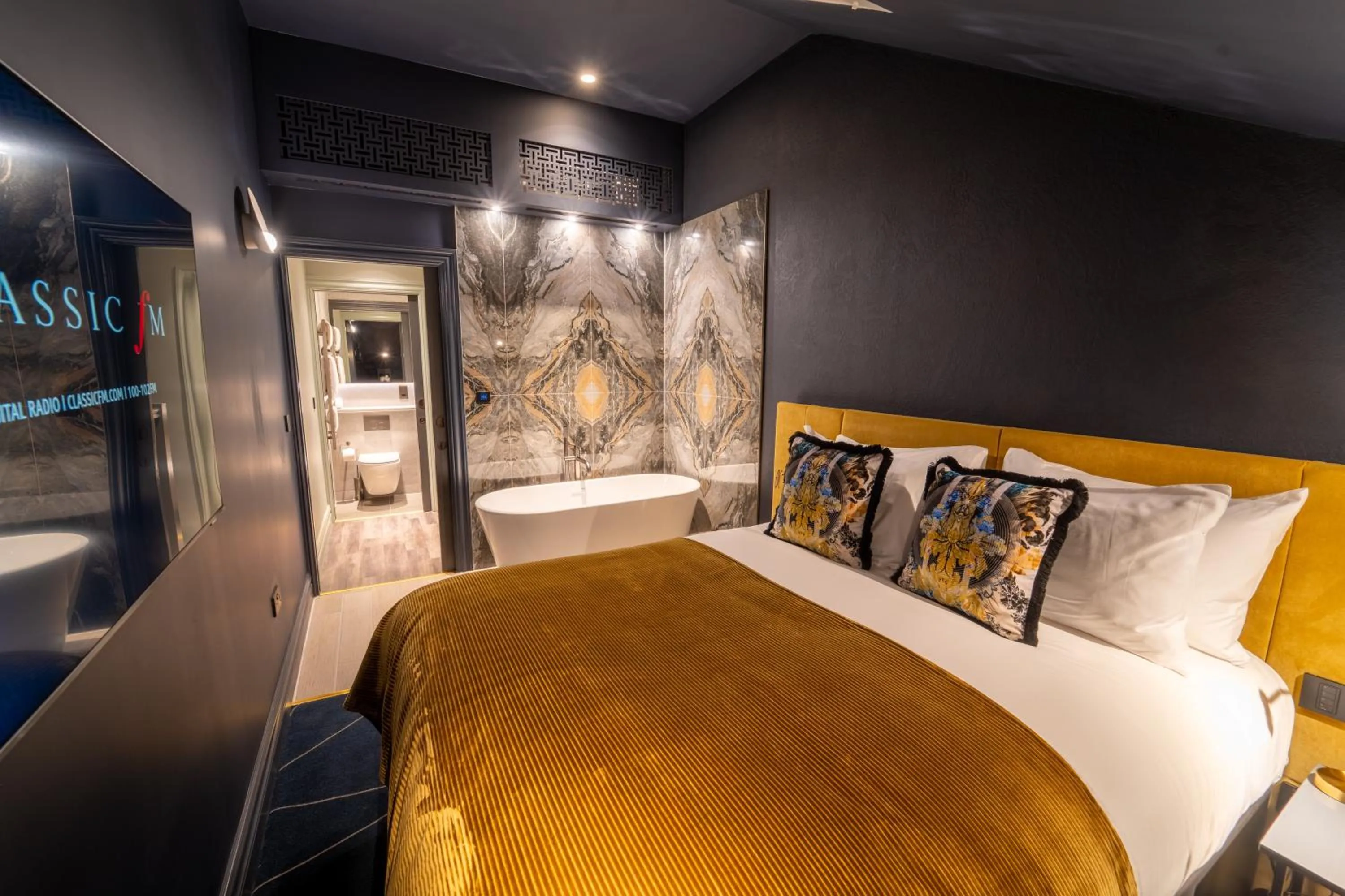 Split Level King Suite with Living Area, Kitchenette and In-Room Bath Tub - Non-Smoking in Forty Seven Hotel Manchester, WorldHotels Crafted