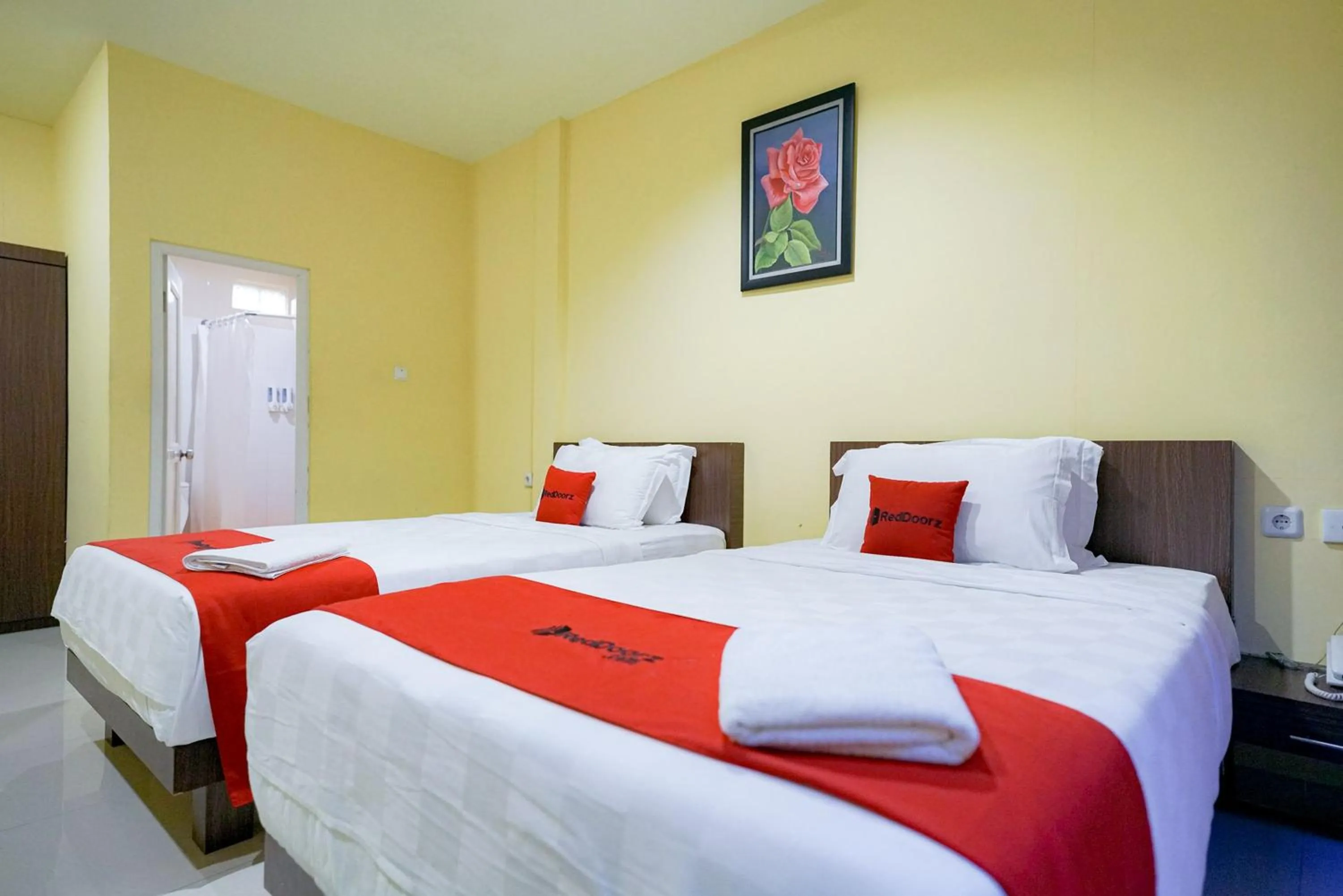 Deluxe Twin Room in RedDoorz Plus @ Jalan FL Lumban Tobing Sibolga