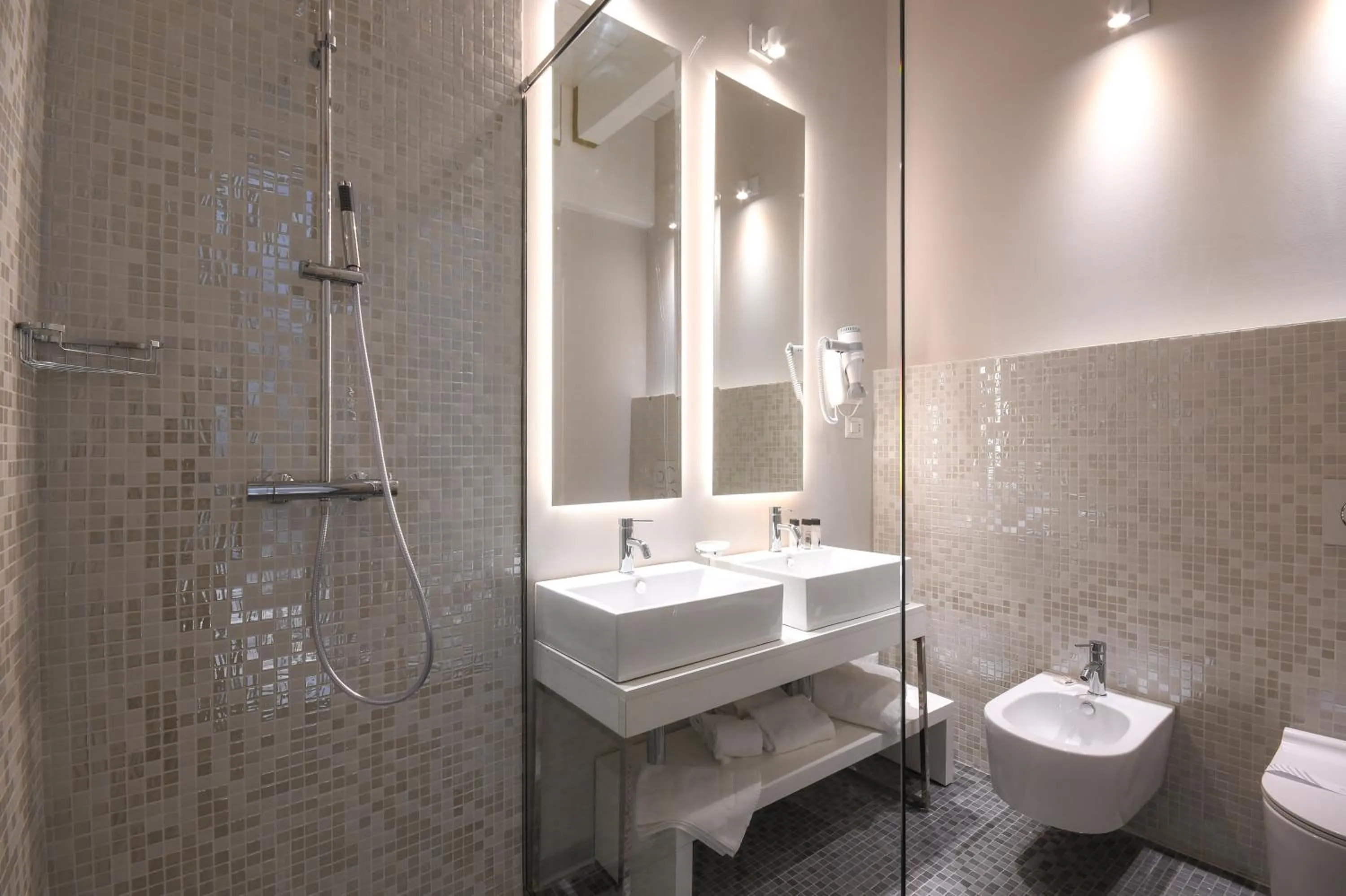 Deluxe Double or Twin Room with Lake View in Hotel Oliveto