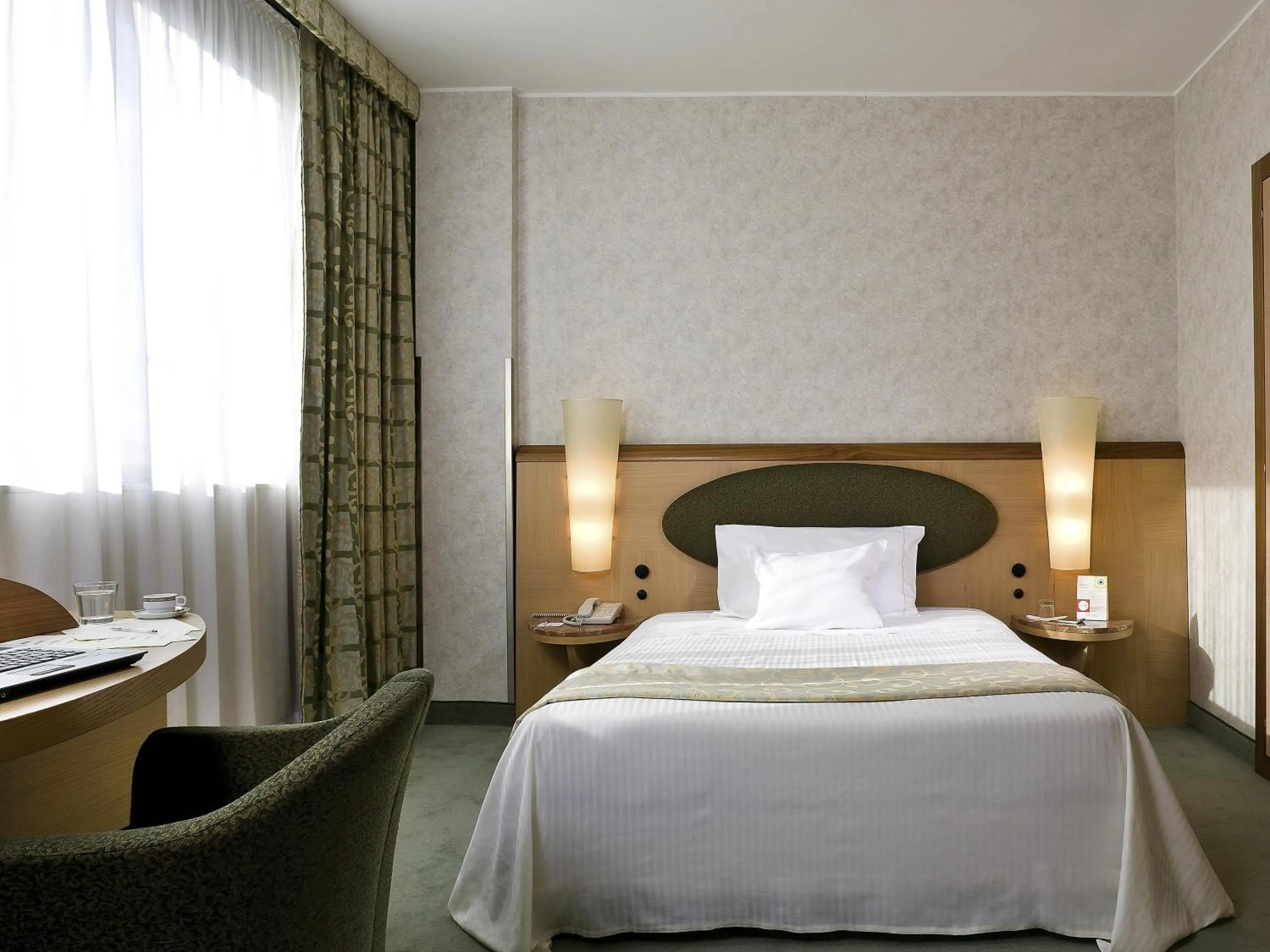 Standard Double Room with one Queen Bed in Mercure Roma West