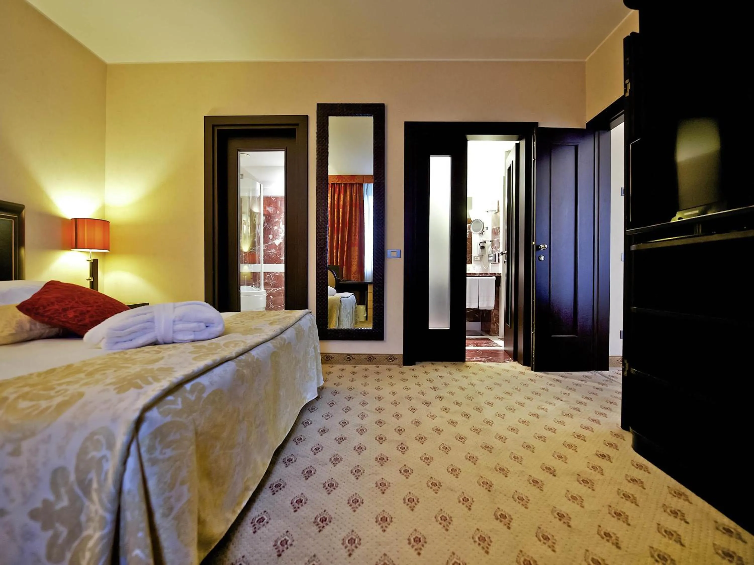 Executive Suite with One Double Bed in Mercure Roma West