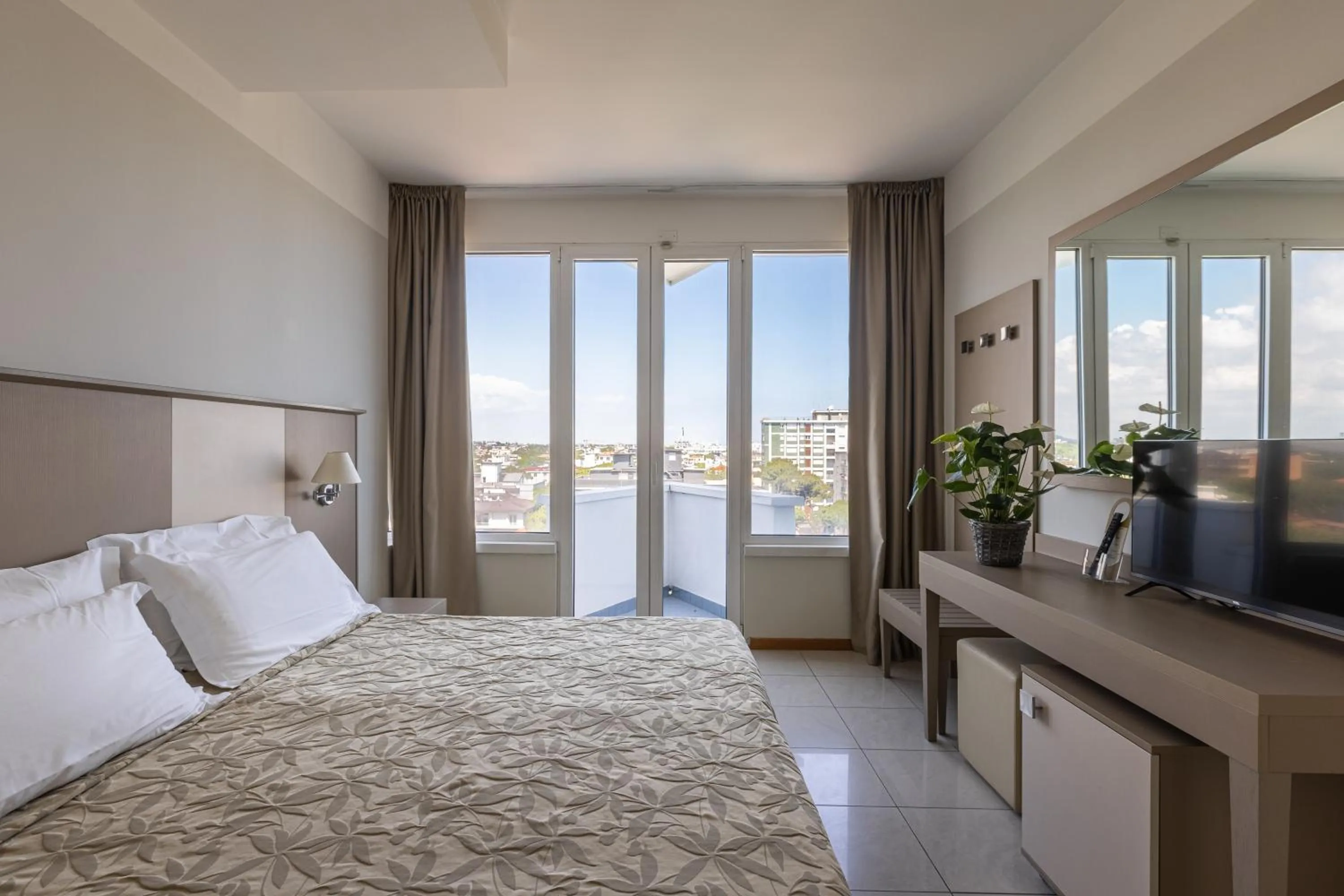 Deluxe Triple Room with Sea View in Hotel Cristallo