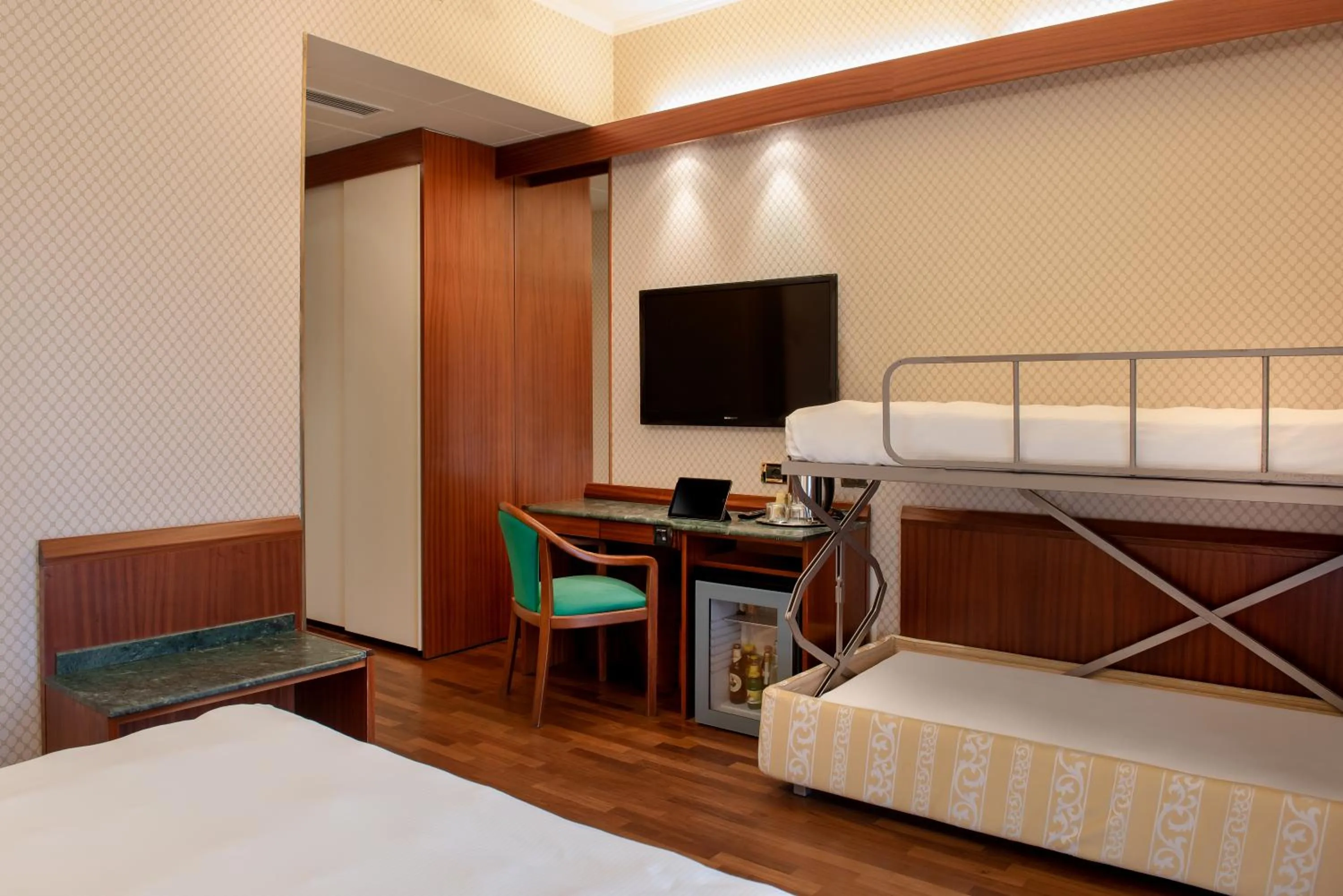 Quadruple Room with Sea View in Hotel Polo