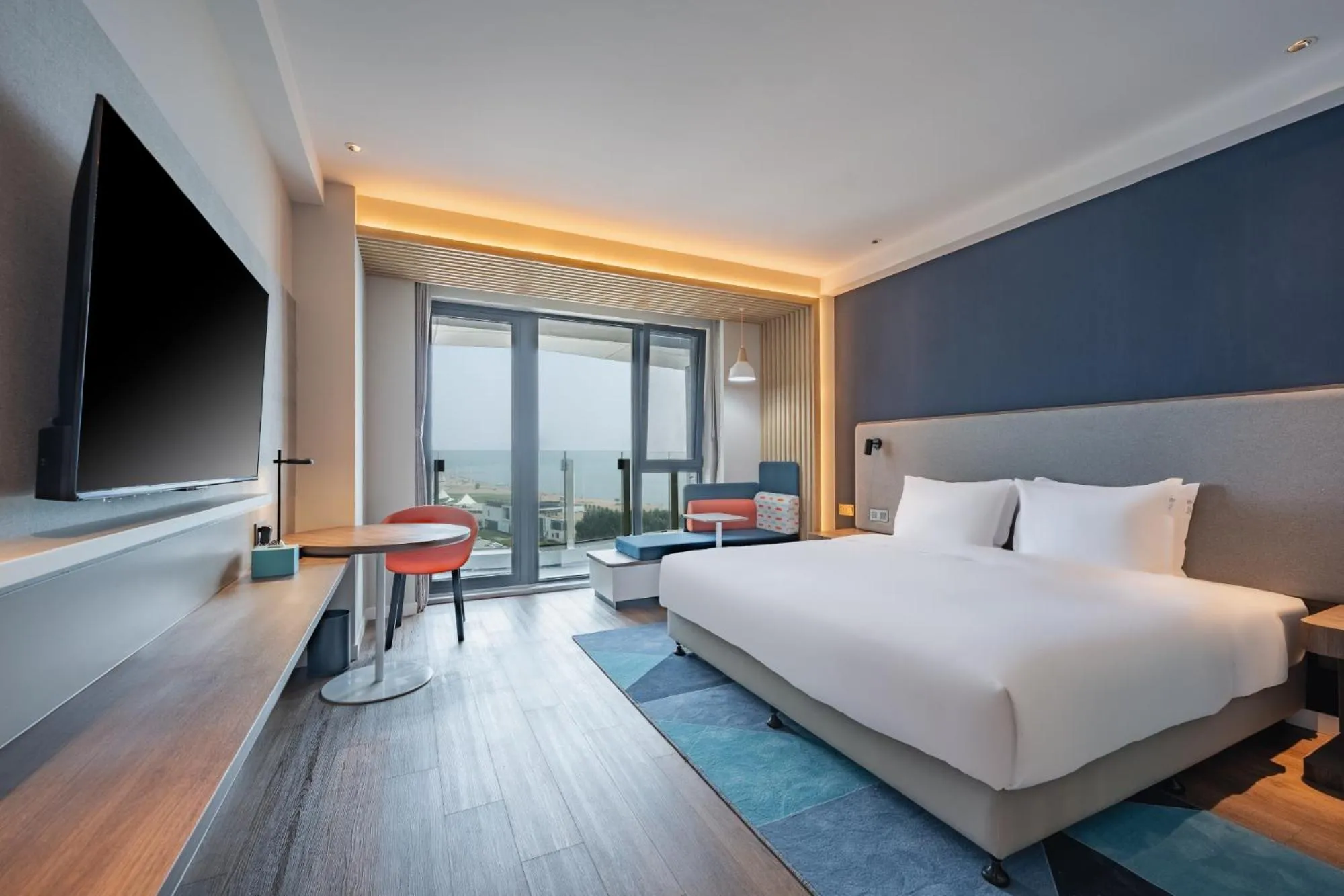 Large Standard King Room with Sea View in Holiday Inn Express Huludao Seaview by IHG