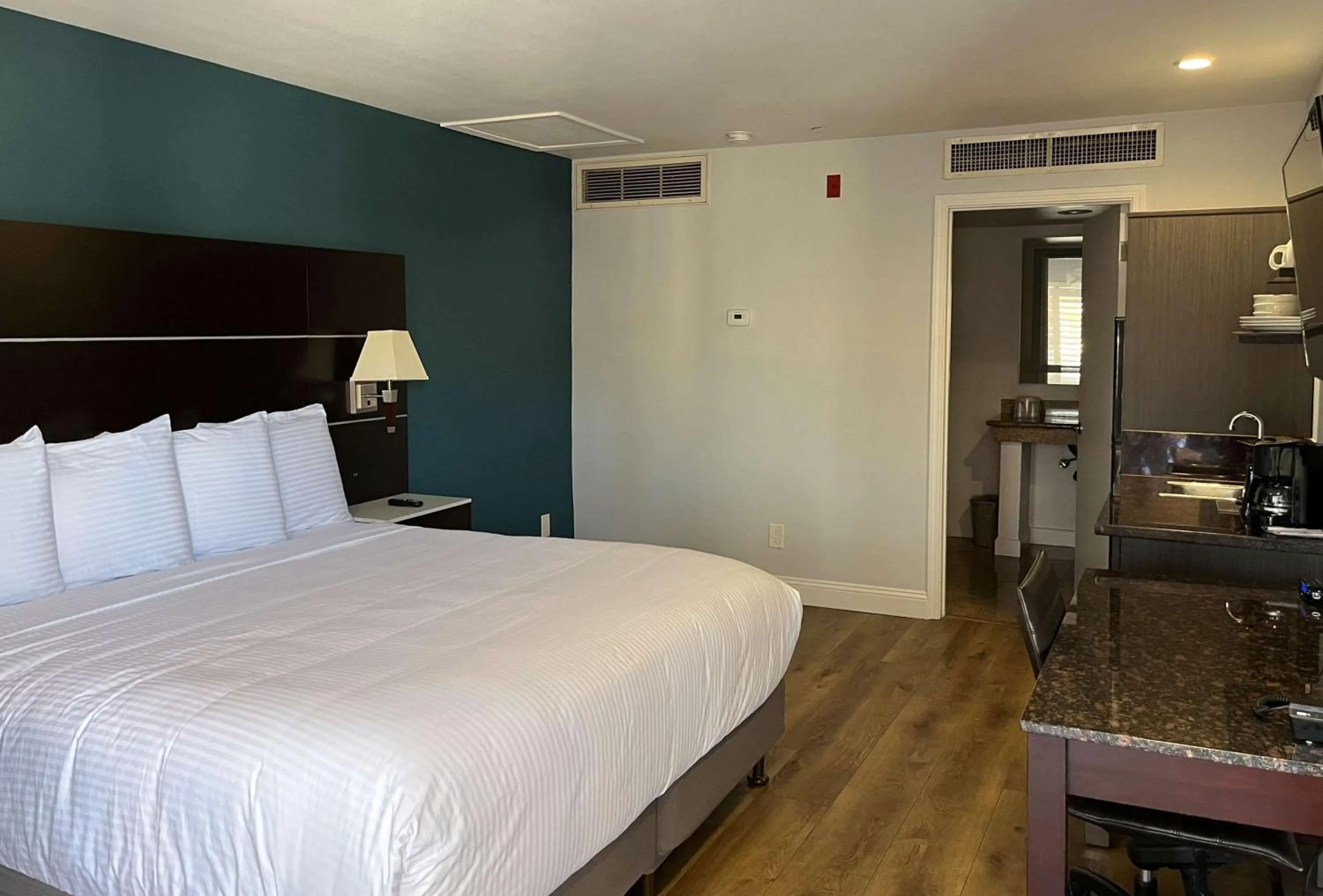 King Room with Roll-in Shower - single occupancy - Disability Access - Non-Smoking in Studio 6 Vallejo CA Napa Valley