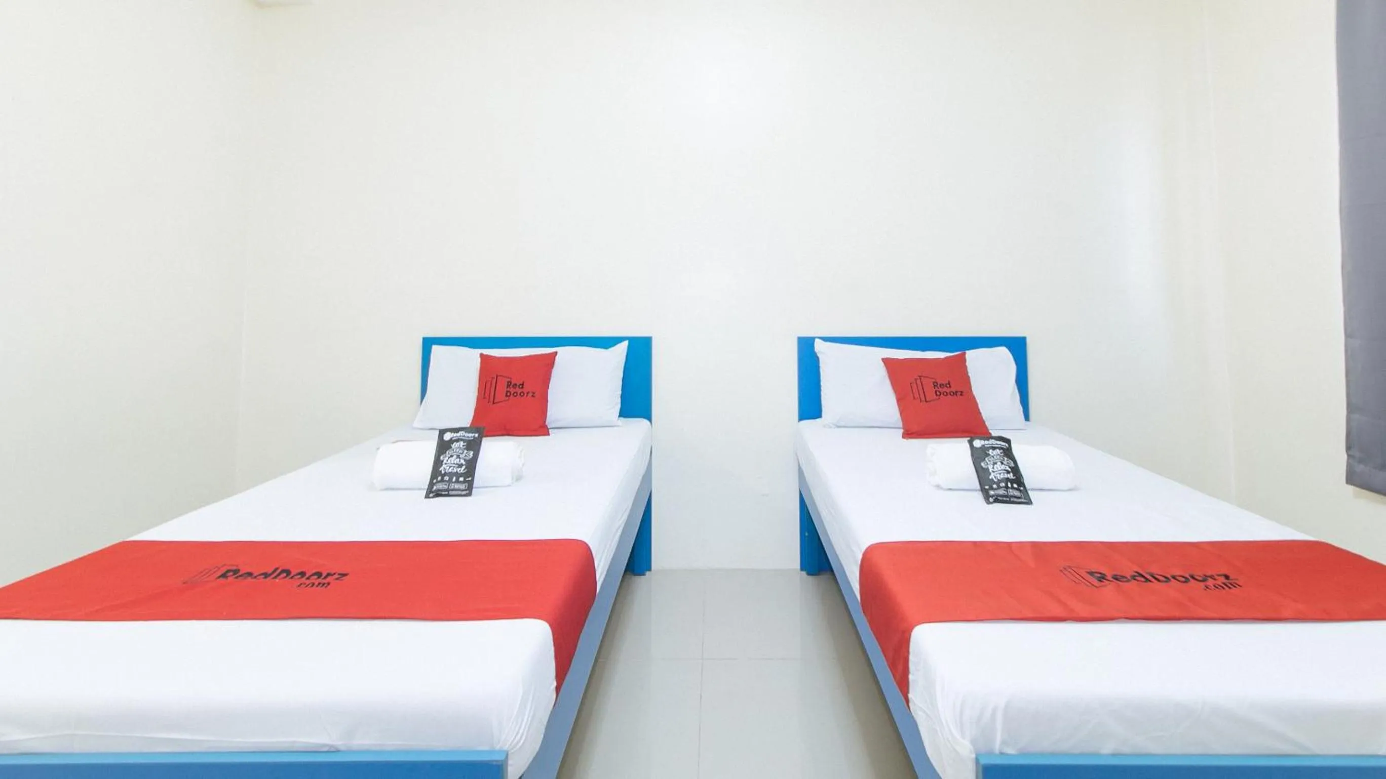 Twin Room in RedDoorz @ Insular Square Mandaue City