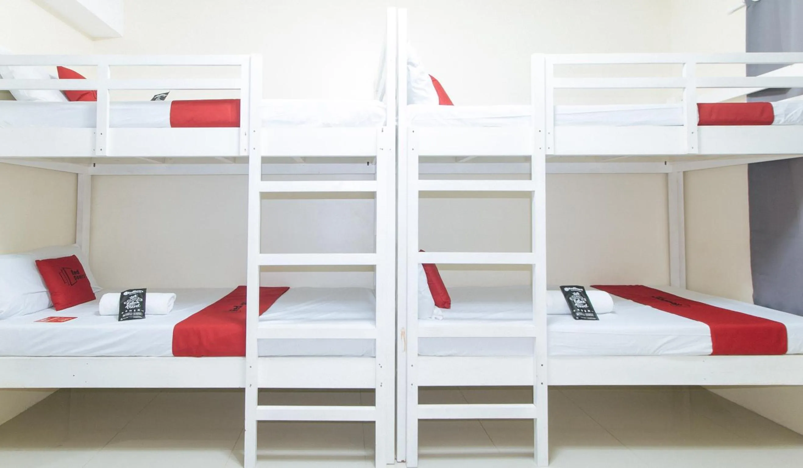 Quadruple Room in RedDoorz @ Insular Square Mandaue City