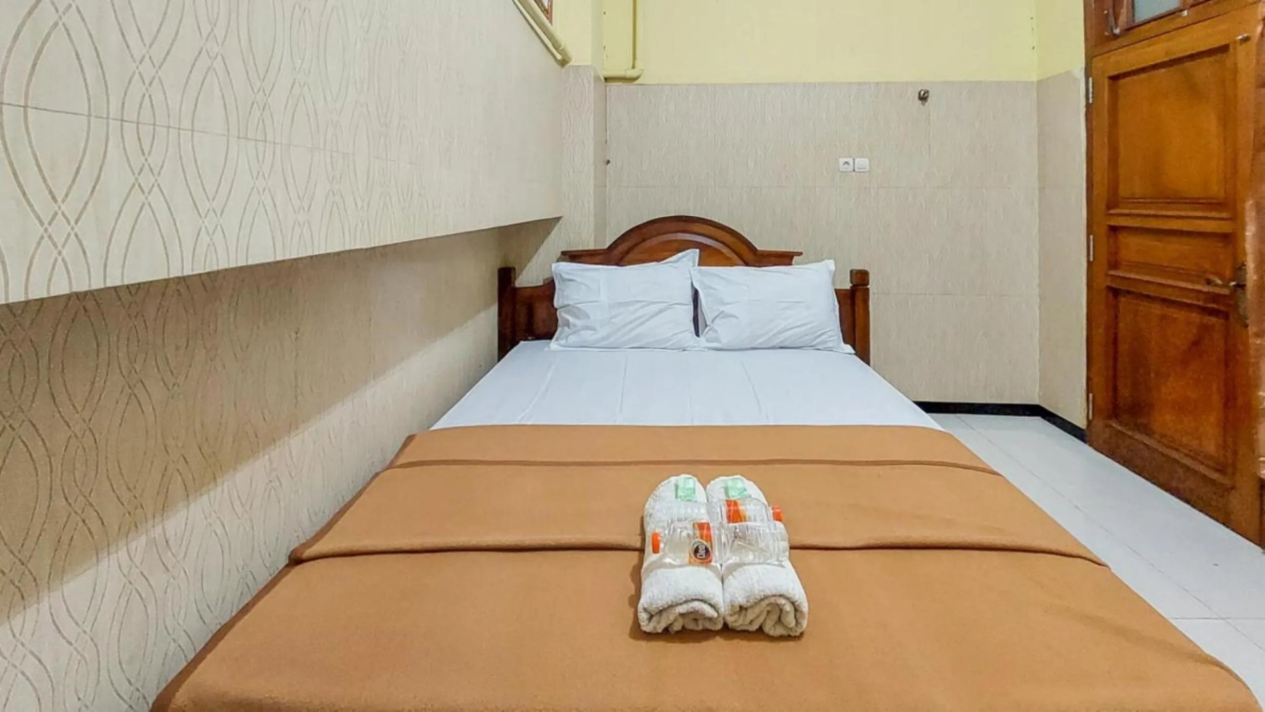 Deluxe Double Room in Hotel Shinta 2 near Alun Alun Kertosono Mitra RedDoorz