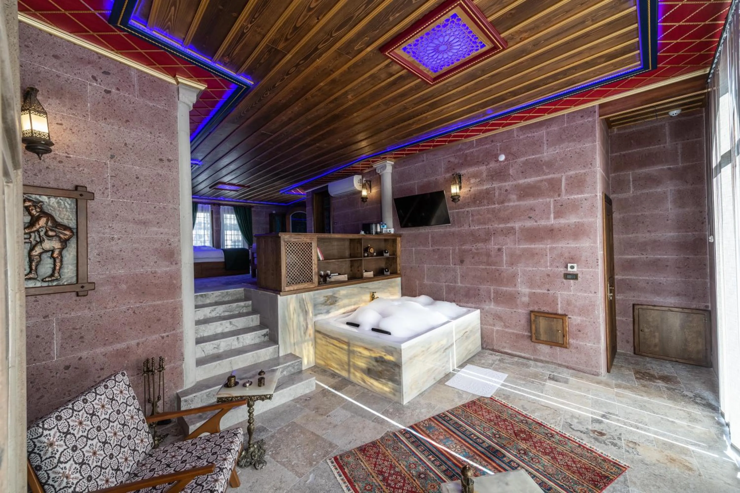 King Suite - single occupancy in Foremanson Cave Hotel