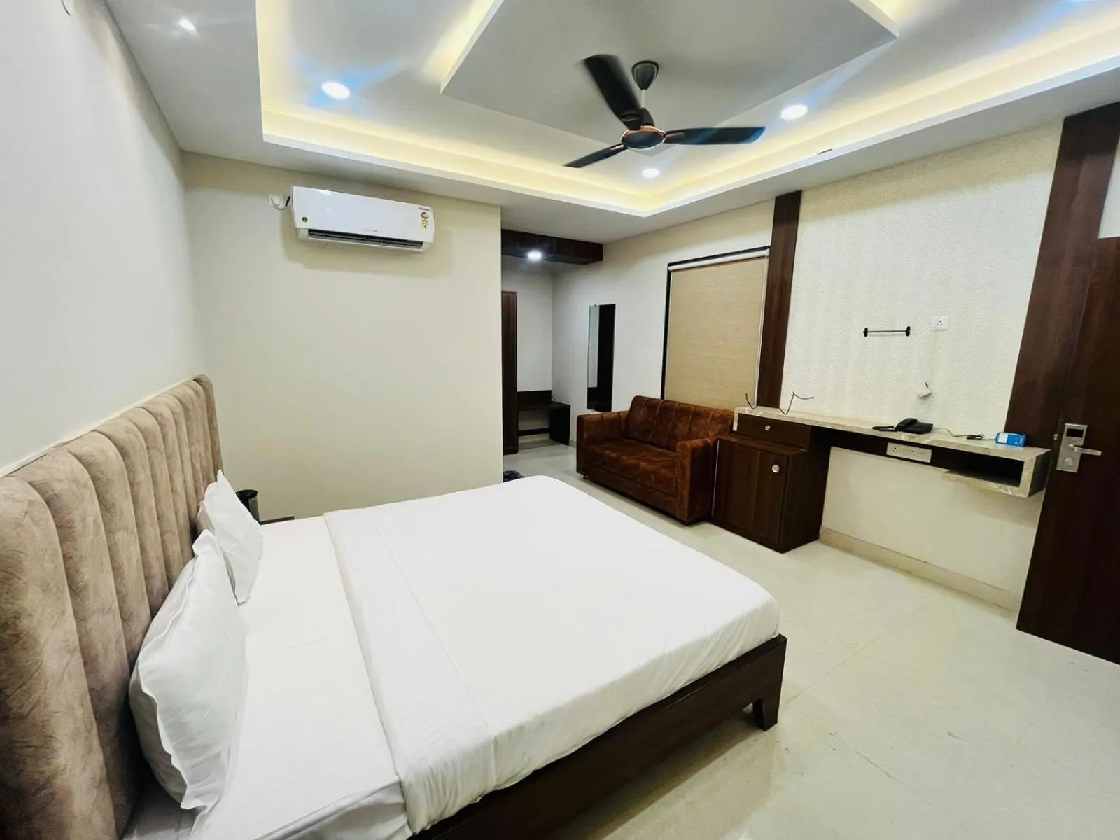 Superior King Room in Hotel Hallmark By THC Group