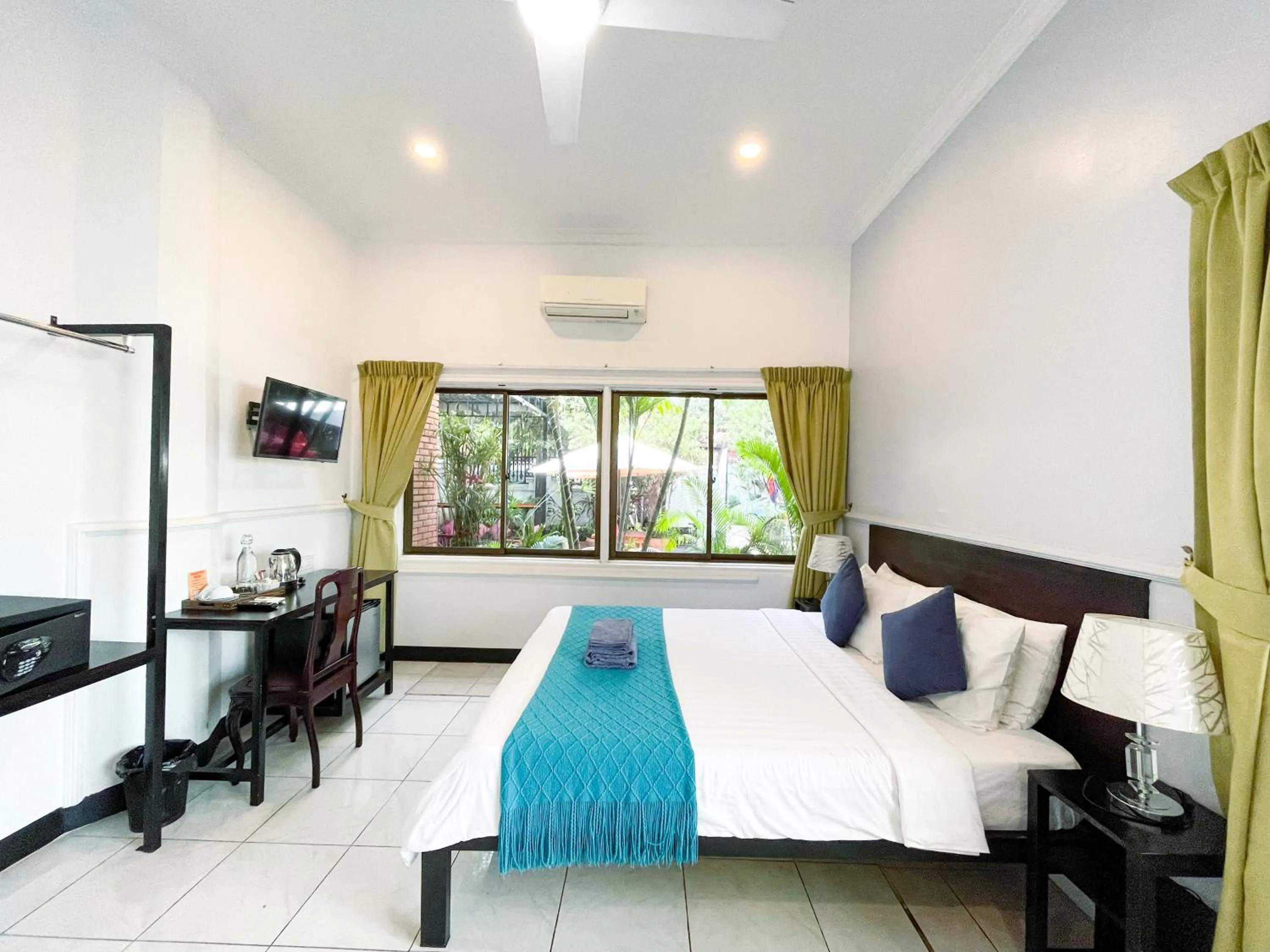 Deluxe Triple Room in Birdcage Boutique