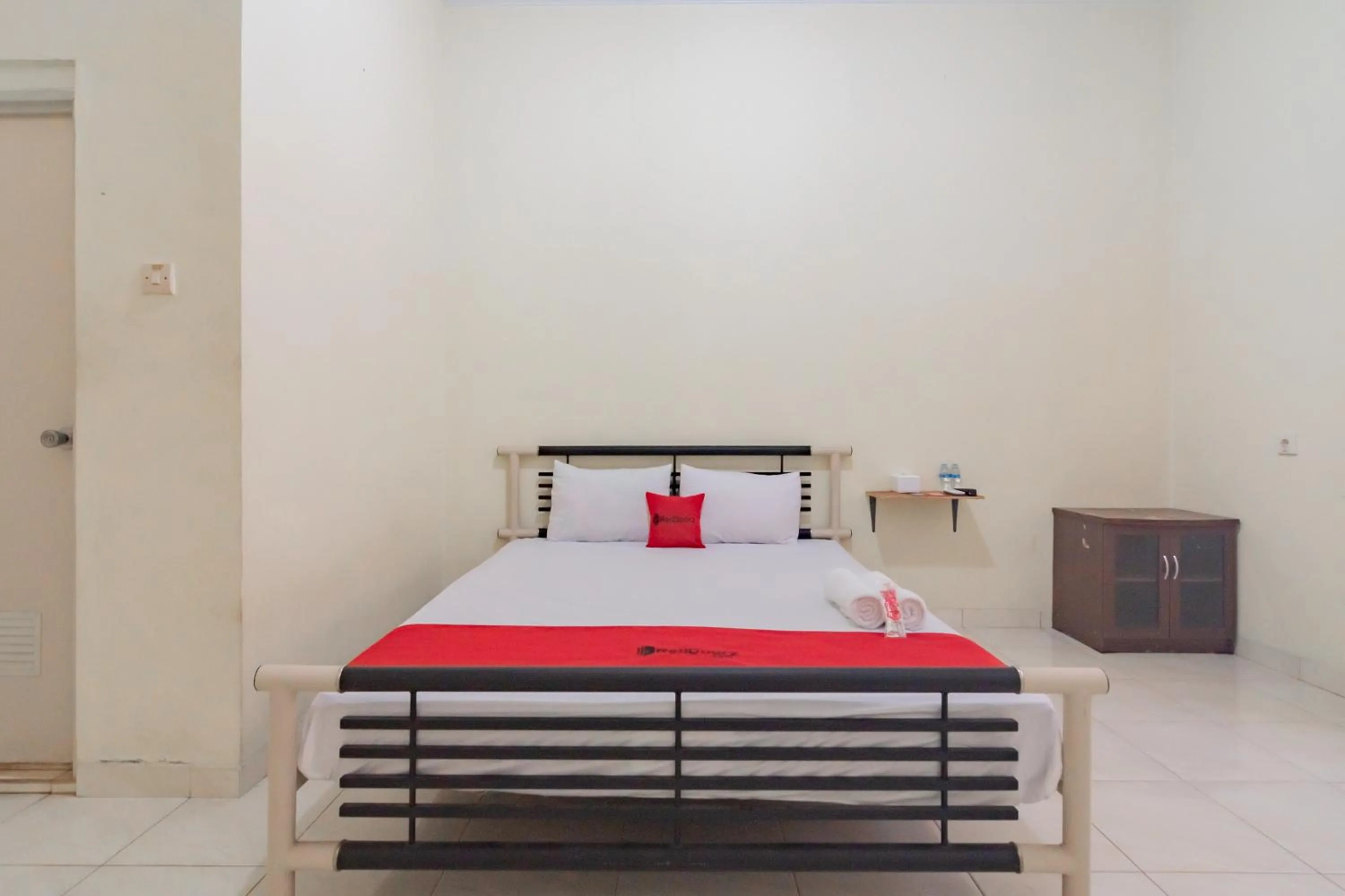 Standard Double Room in RedDoorz Syariah near Tugu Pandanwangi Cianjur