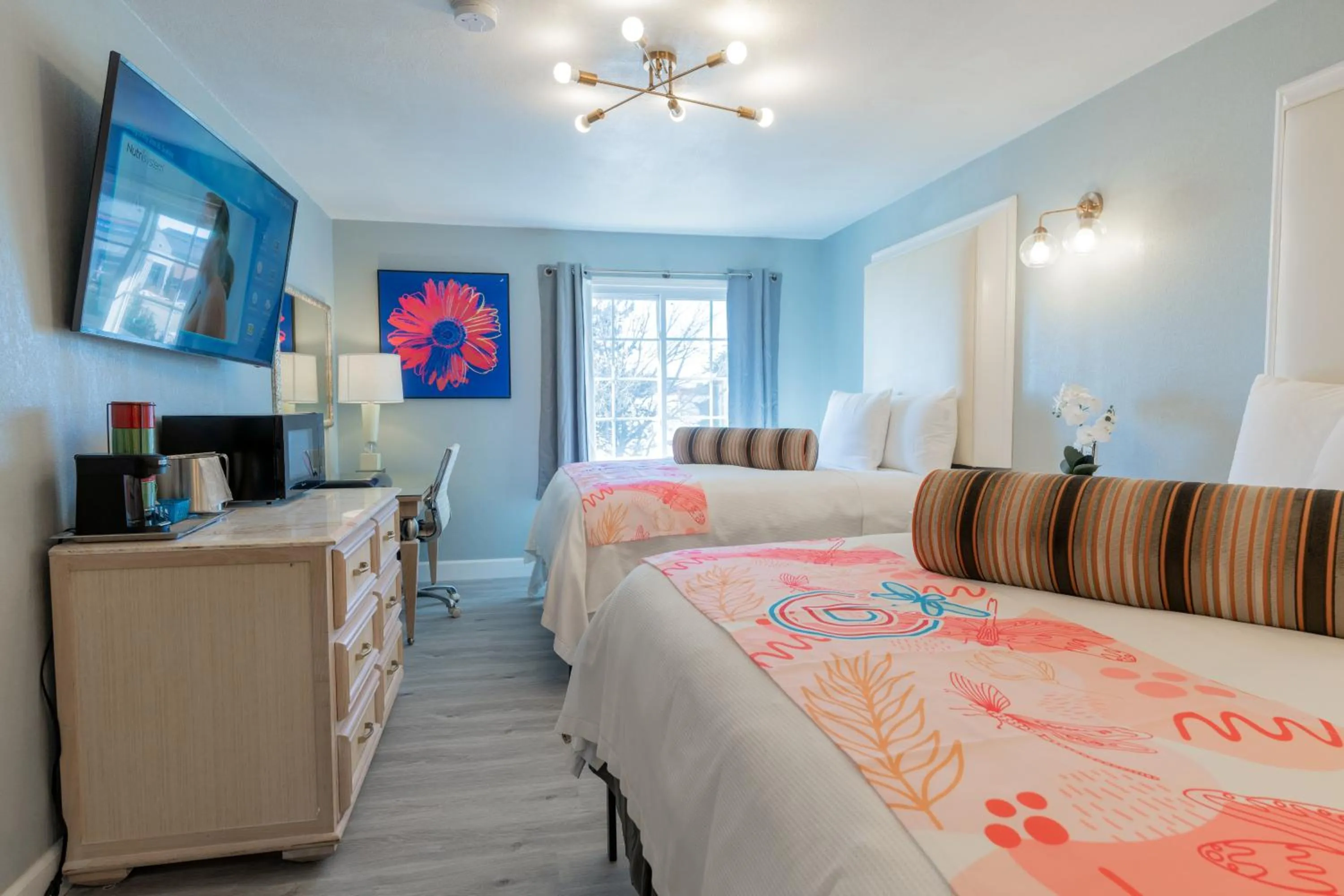 Deluxe Queen Room in Dragonfly Inn & Suites