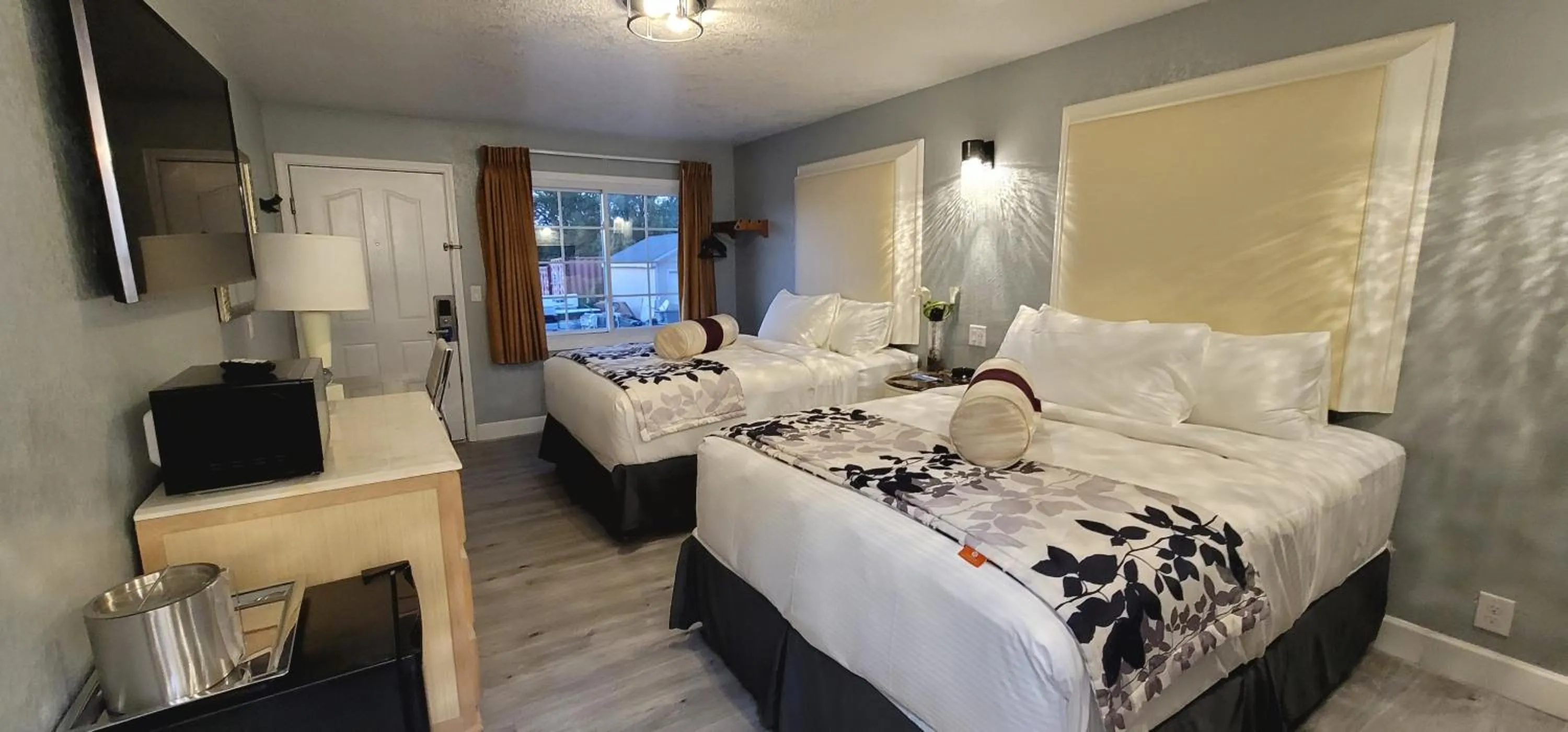 Queen Room in Dragonfly Inn & Suites