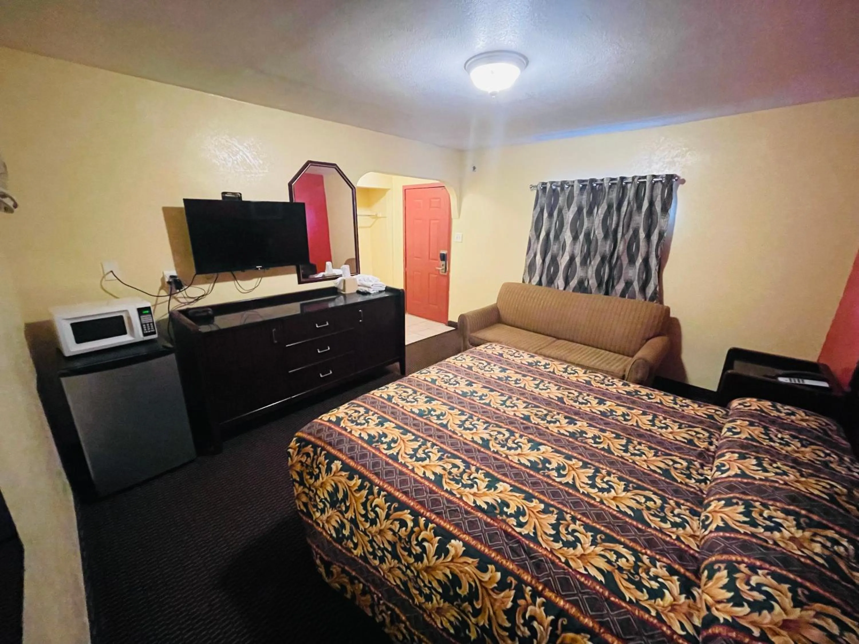 Deluxe King Room in Royal Palms Motel & RV Park