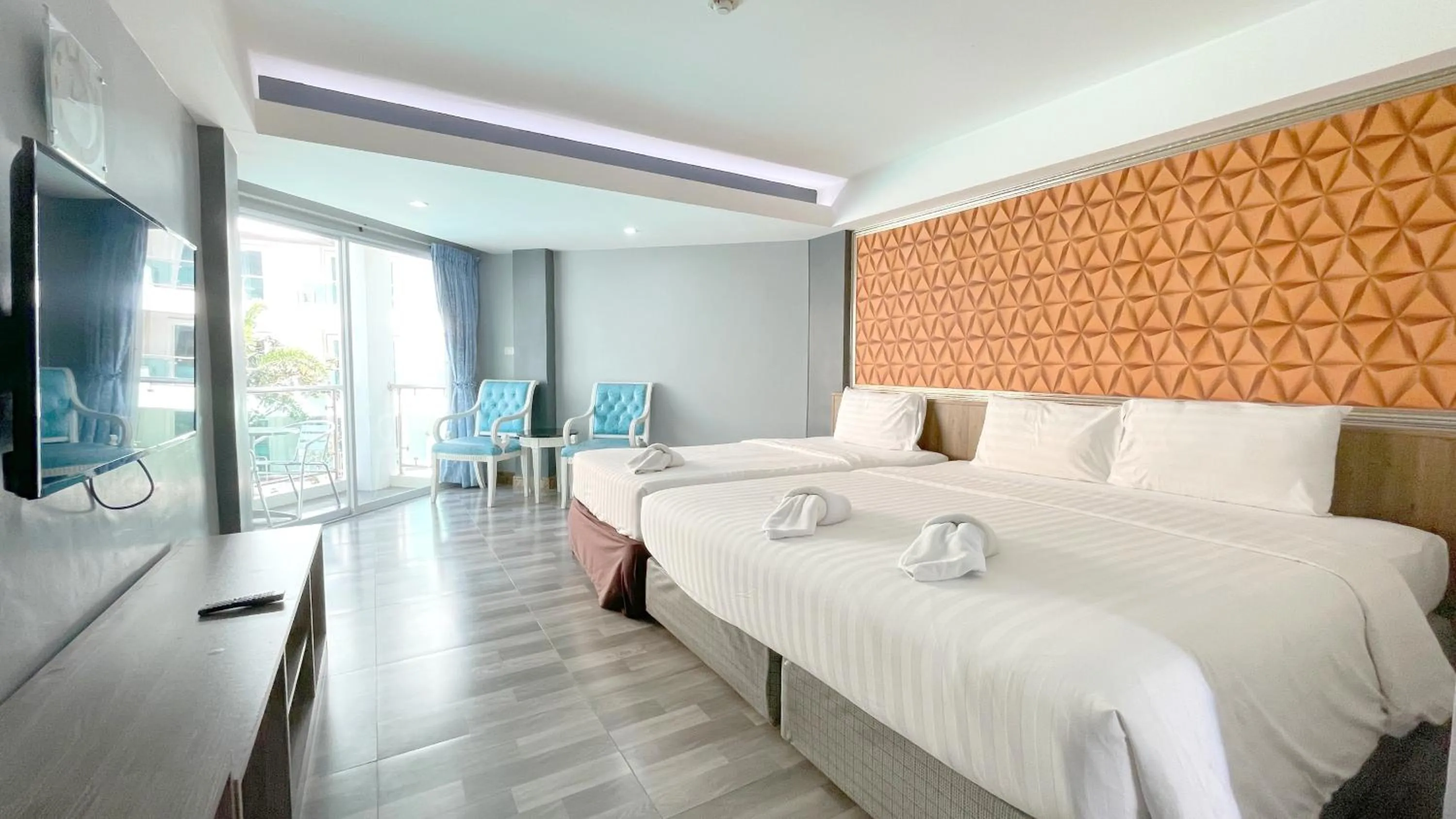 Triple Room with Pool View in Dragon Beach Resort , Jomtien Beach Pattaya
