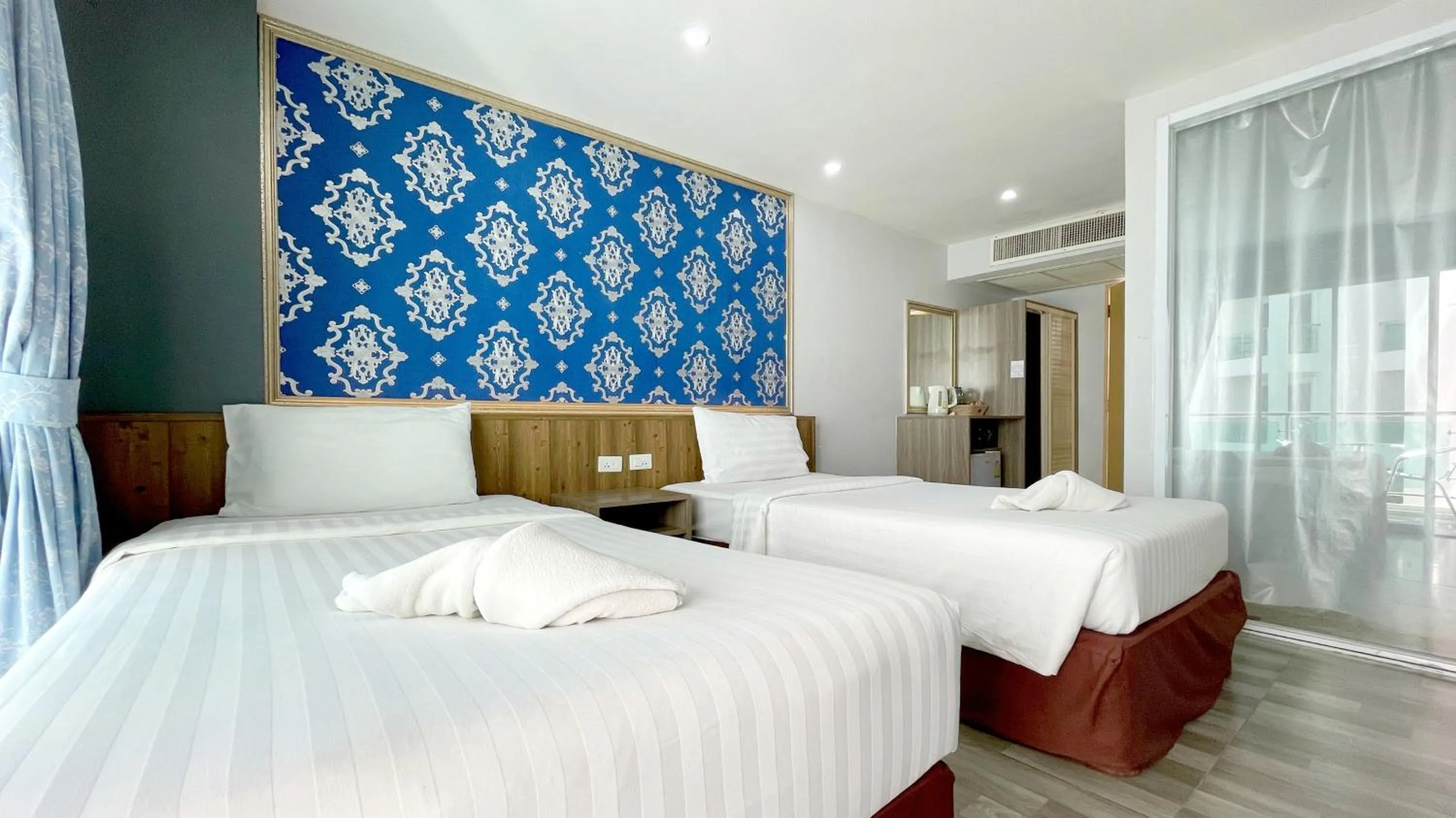 Standard Twin Room in Dragon Beach Resort , Jomtien Beach Pattaya