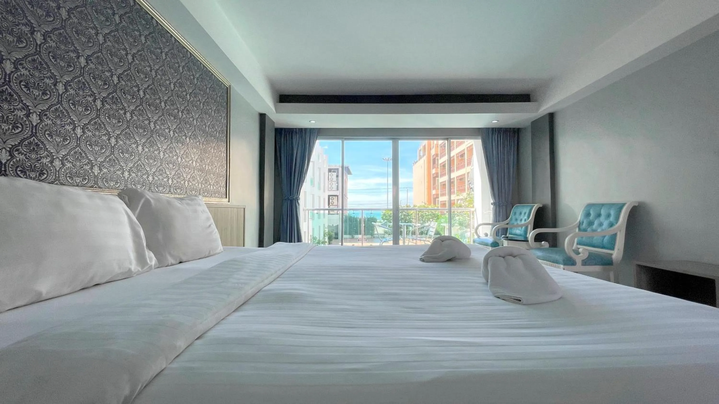 Deluxe Double Room with Sea View in Dragon Beach Resort , Jomtien Beach Pattaya