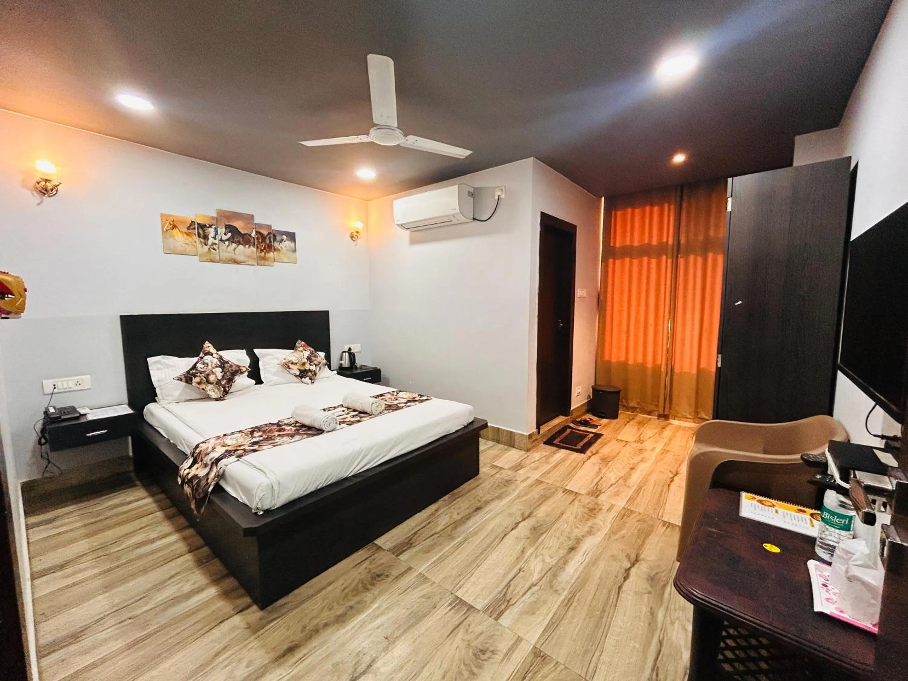 Budget Double Room in JD Grand Inn