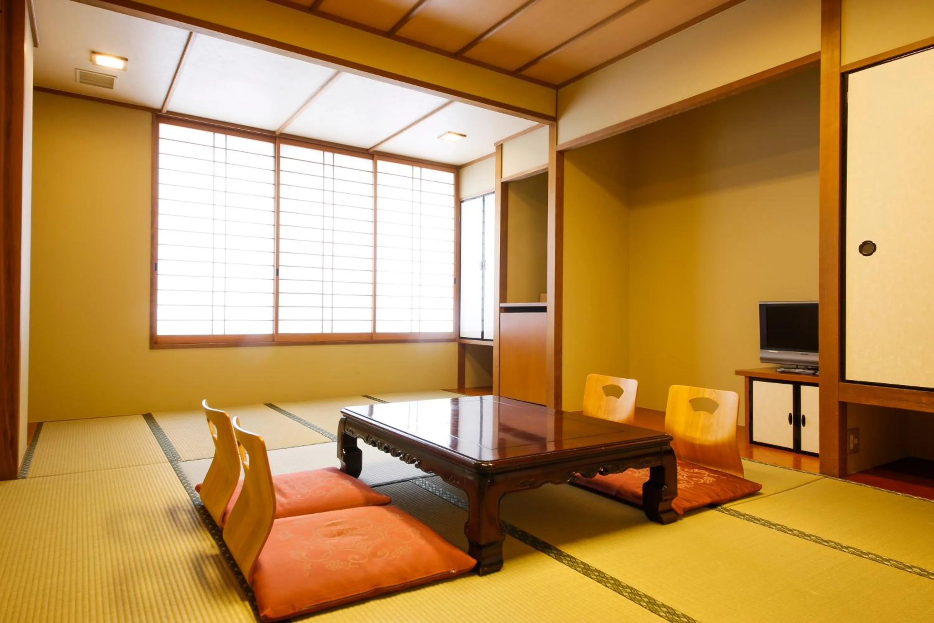 Japanese-Style Room in Yoshidaya Ryokan よしだや