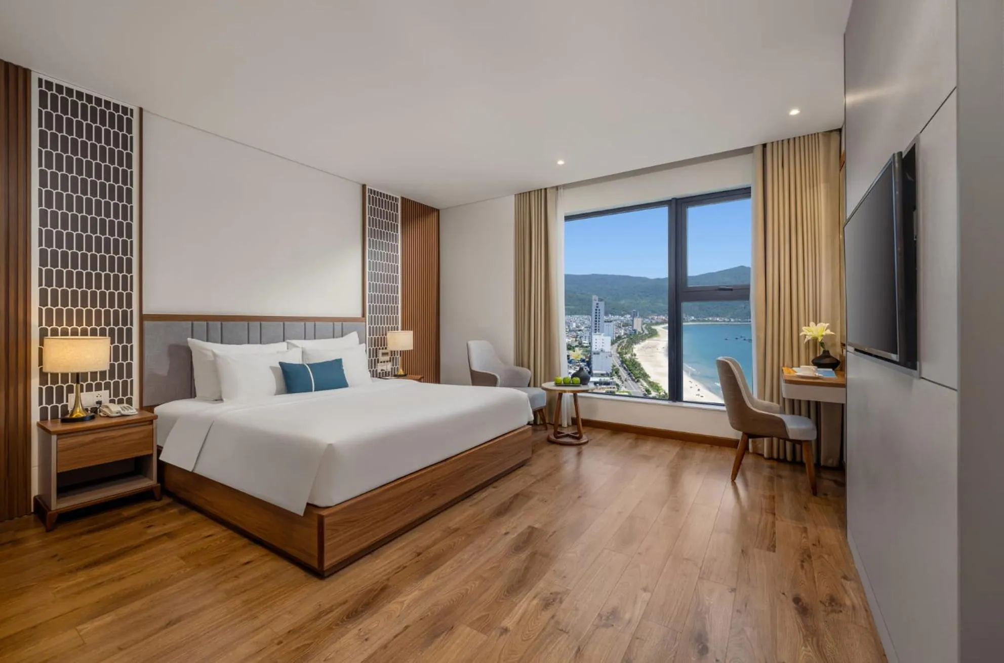 Deluxe Queen Room with Partial Ocean View - Afternoon Tea Included in Peninsula Hotel Danang