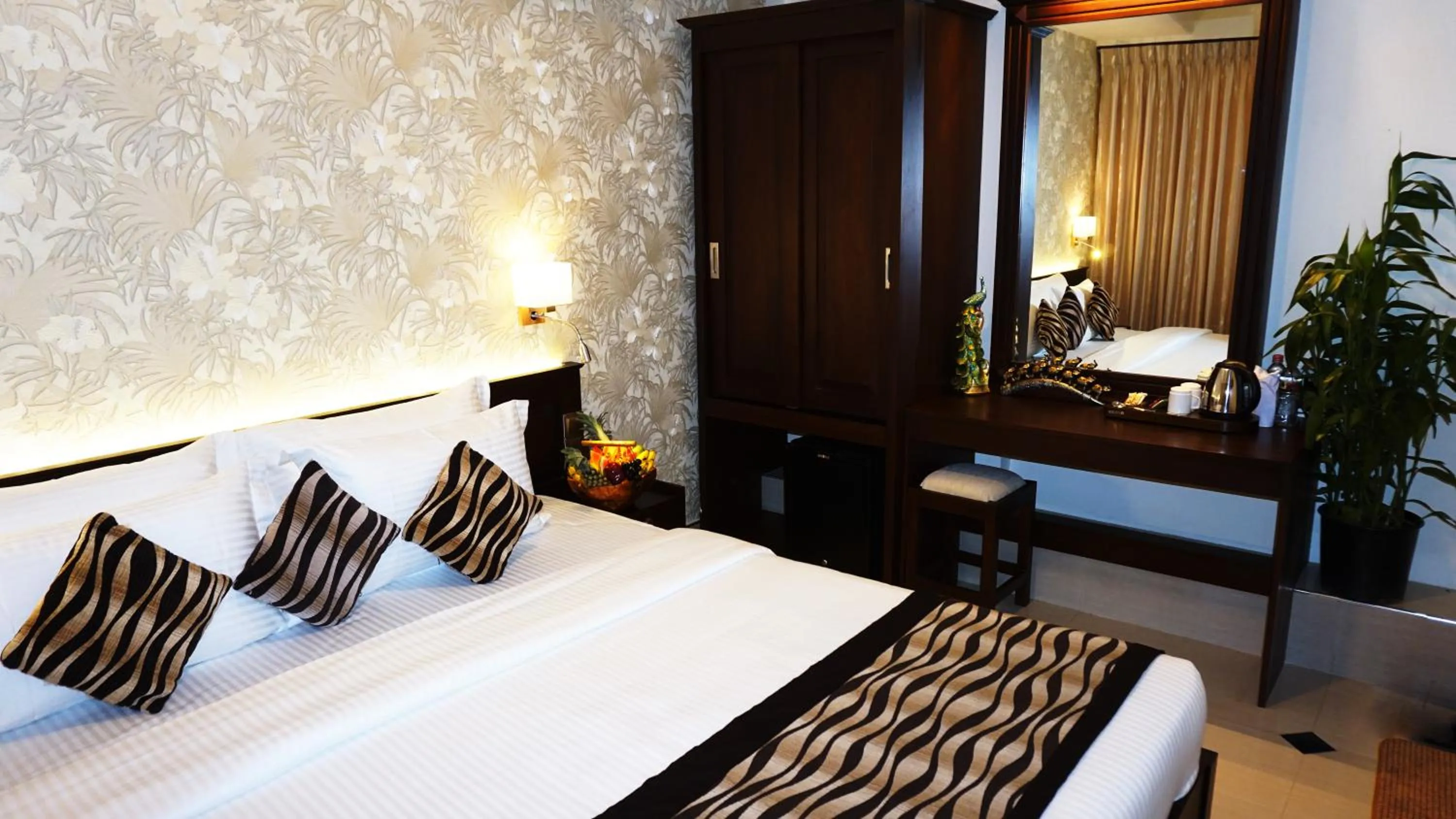 Semi Deluxe Room - single occupancy in Cafe Aroma Inn