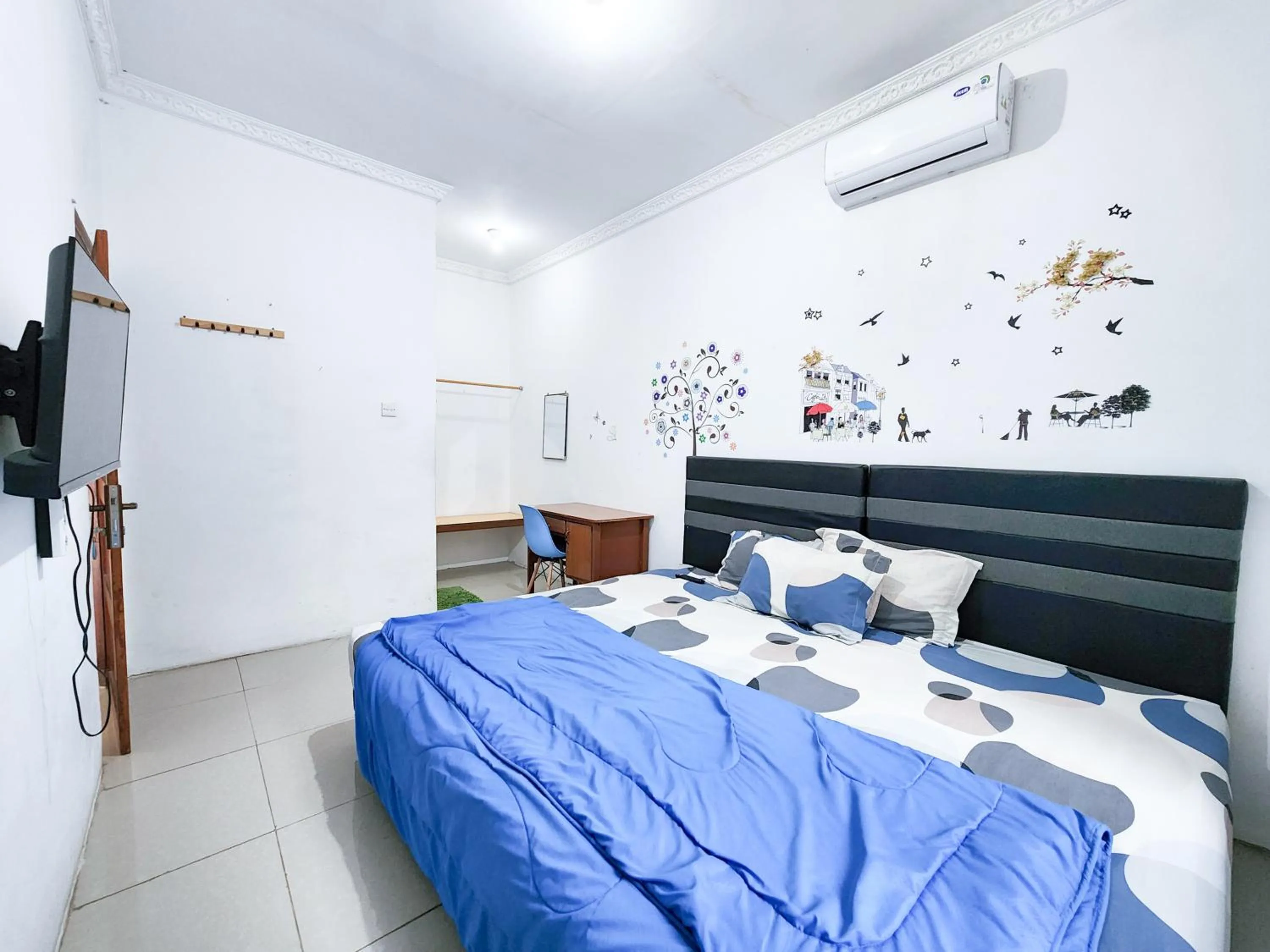 Deluxe Triple Room in Homey Guesthouse Kertajaya (Syariah)