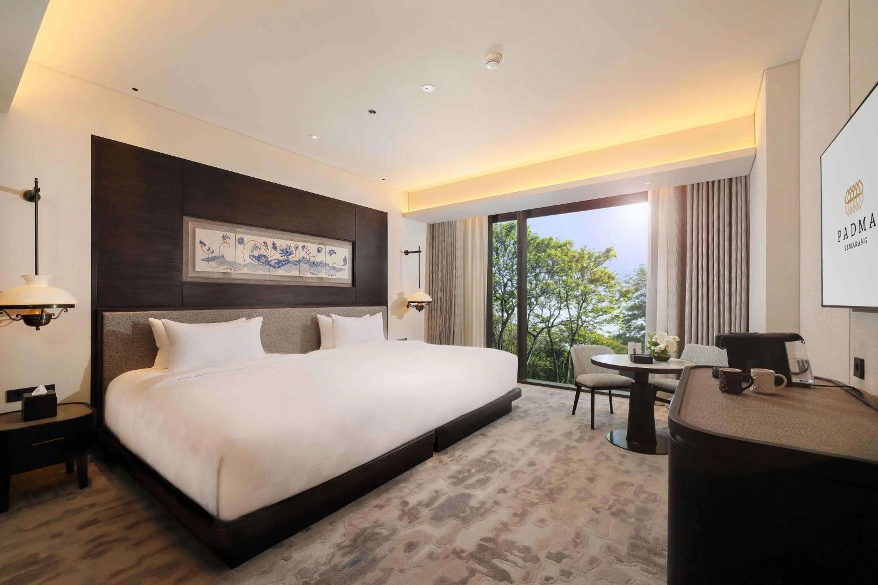 Deluxe Hollywood Room in Padma Hotel Semarang