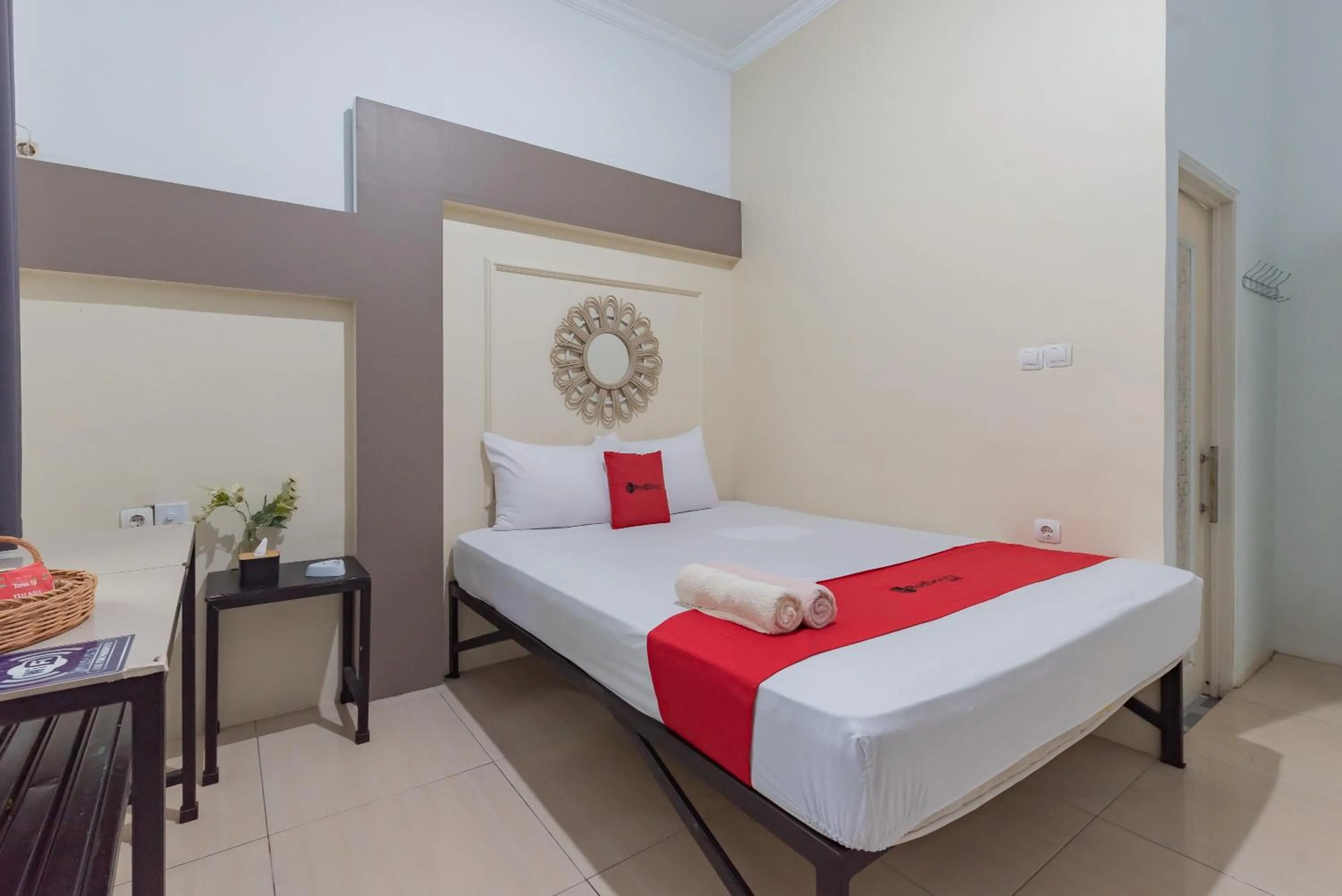 Standard Double Room in RedDoorz at Jalan Otista Karawang