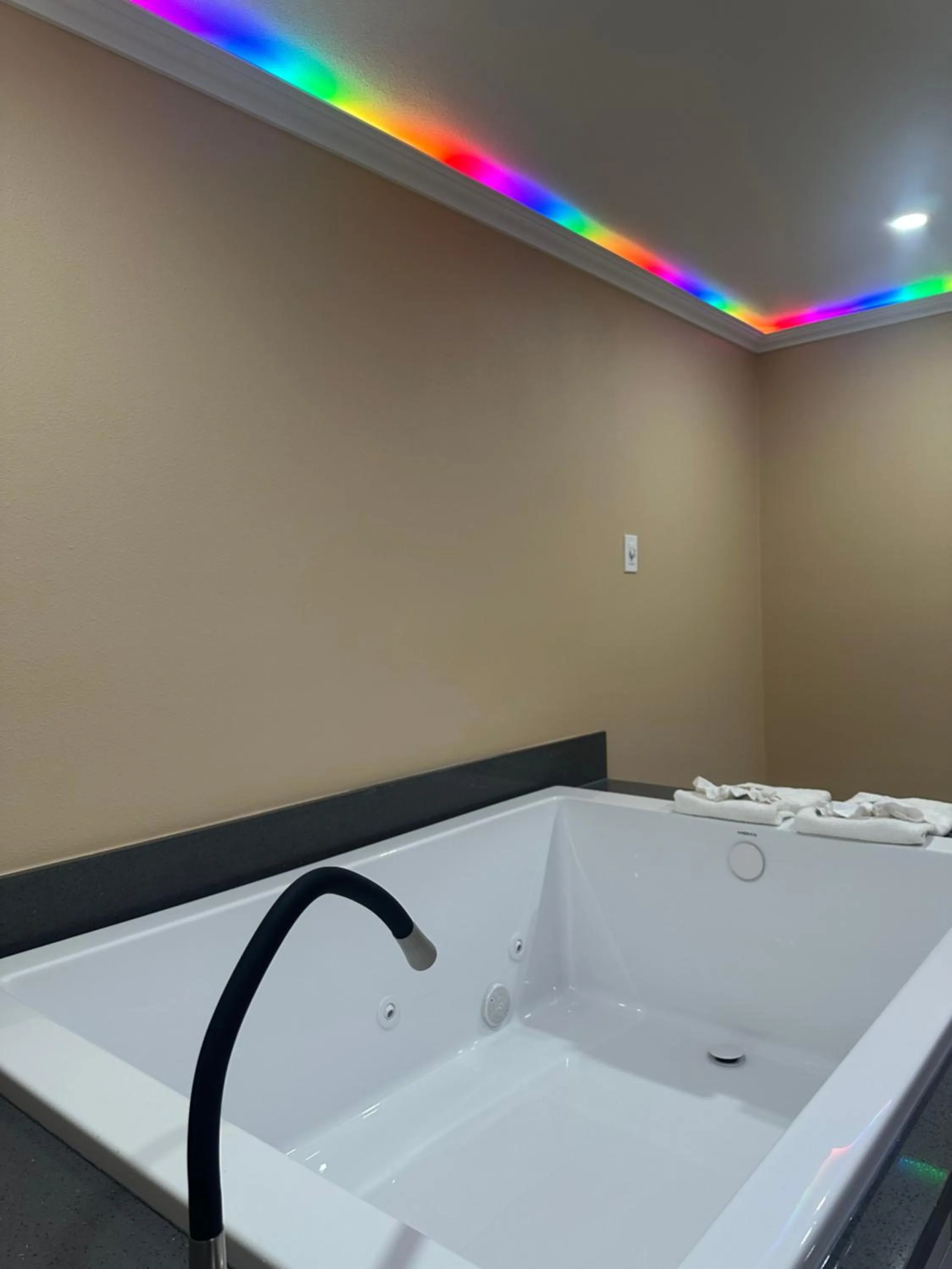 King Suite with Spa Bath in Stardust inn