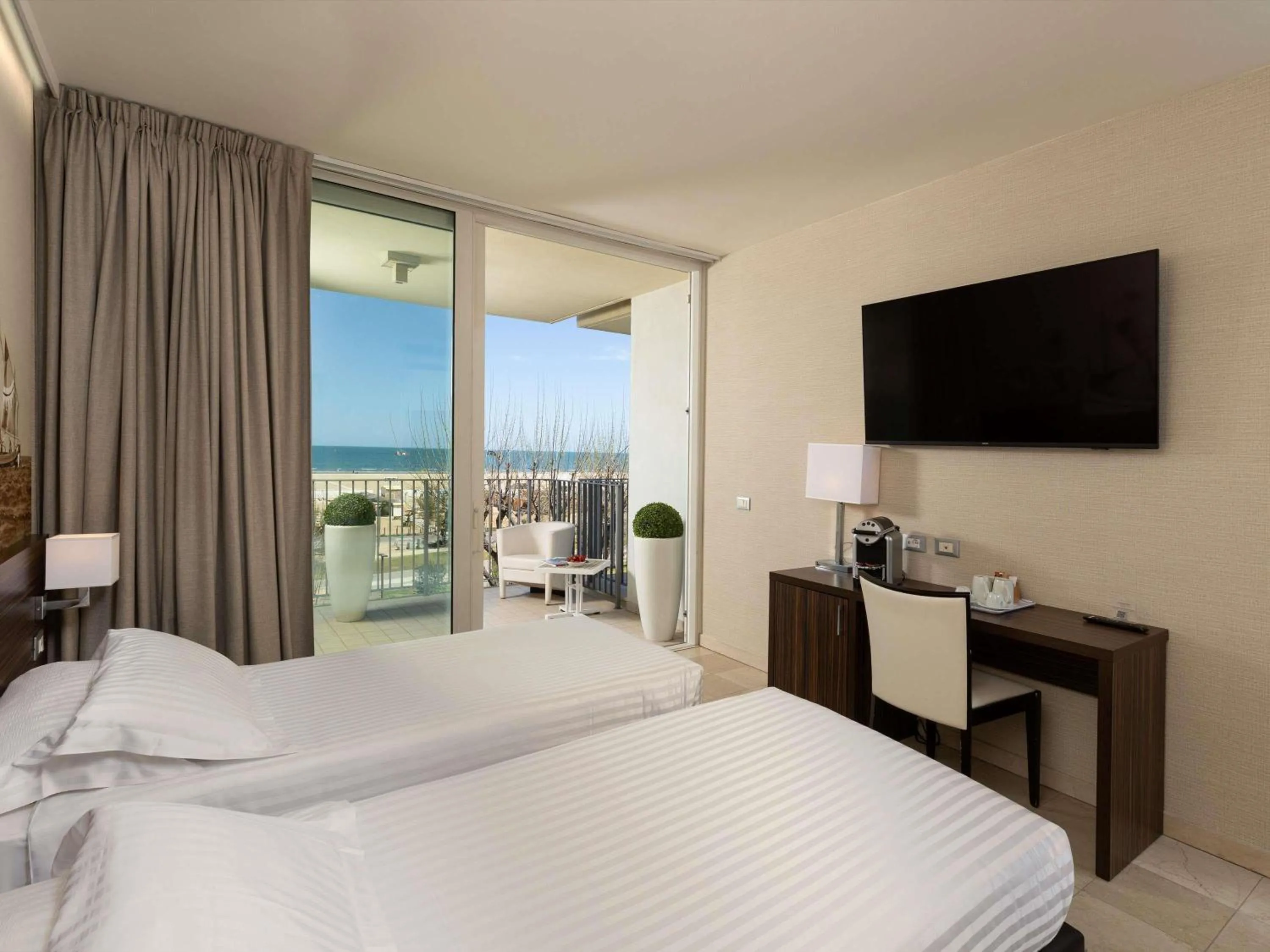 Privilege Twin Room with Balcony and Sea View in Mercure Rimini Lungomare