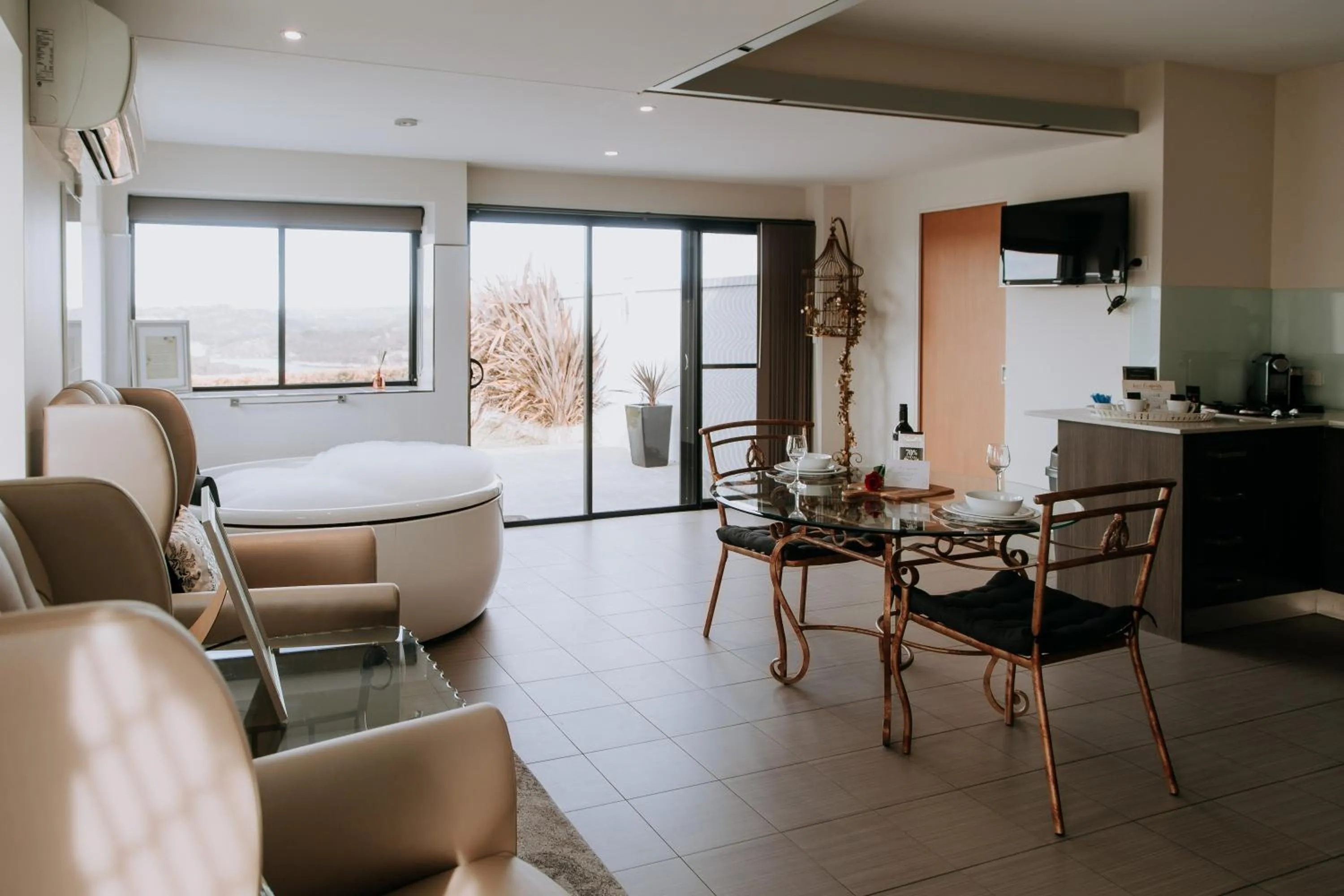 King Suite with Spa Bath in Eagle View Escape