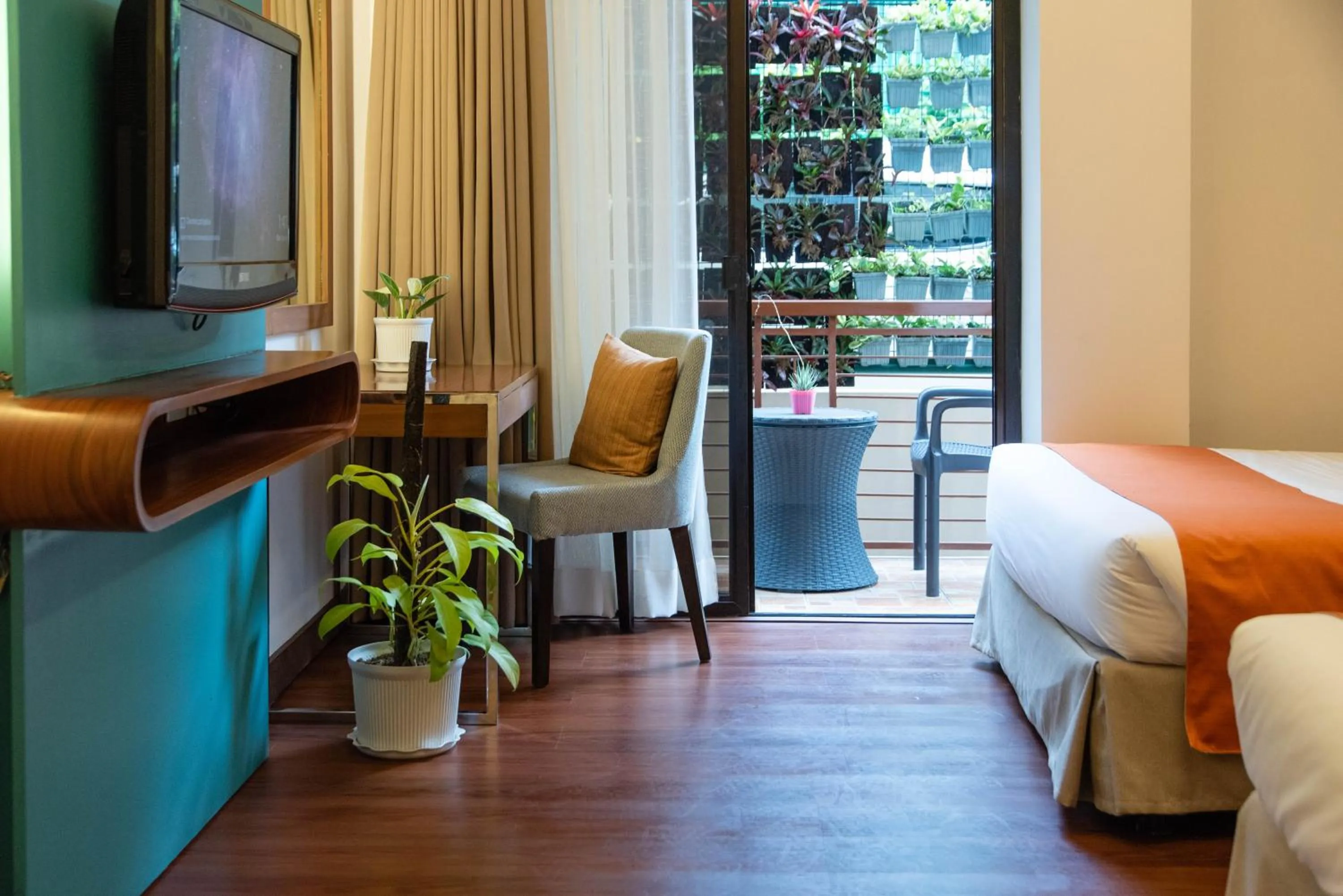 Deluxe Room (1 Double Bed and 1 Single Bed) in Giraffe Boutique Hotel