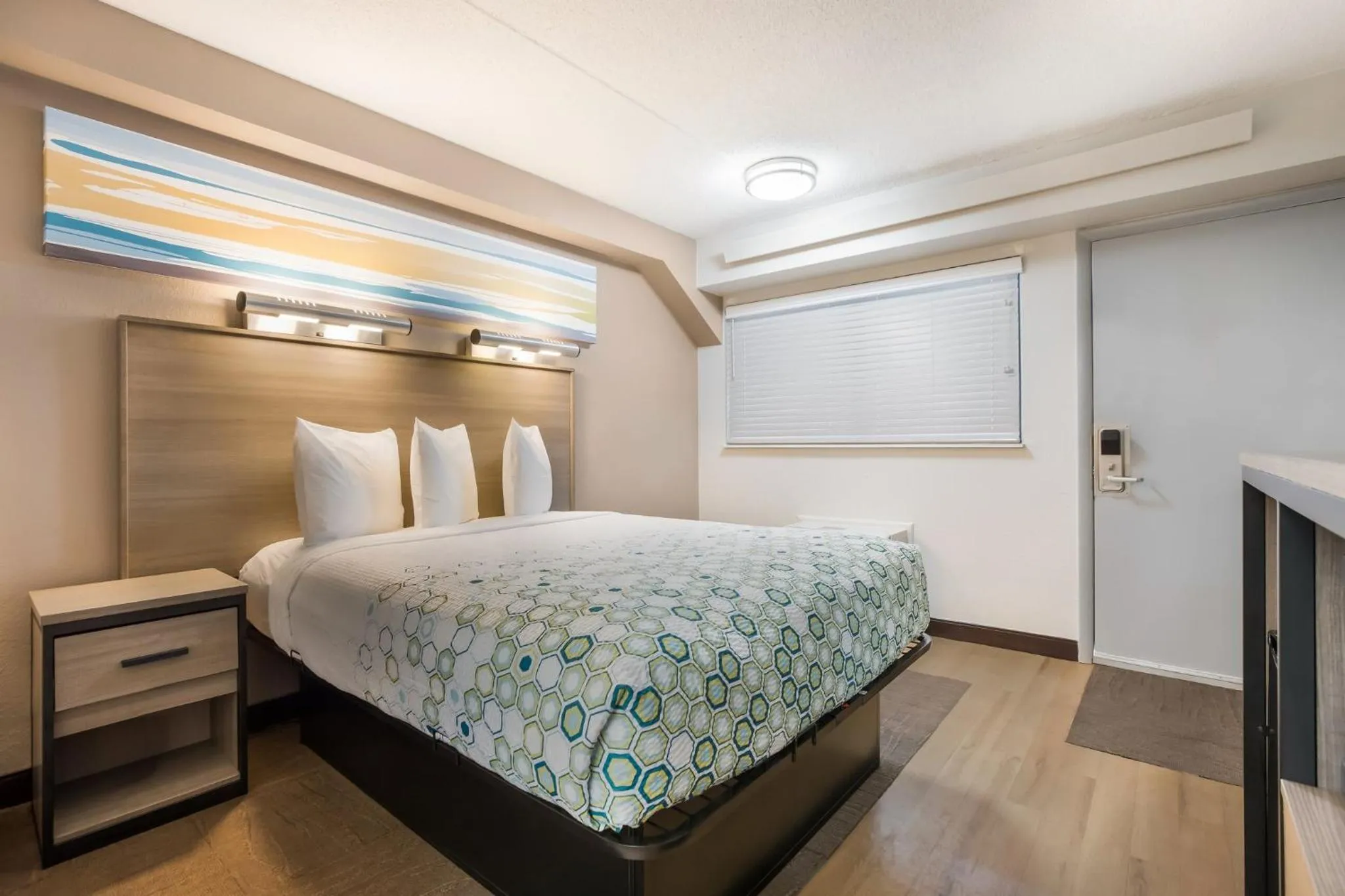 Studio Queen Room with One Queen Bed Non-Smoking in HomeTowne Studios by Red Roof Princeton - Ewing/ Lawrenceville