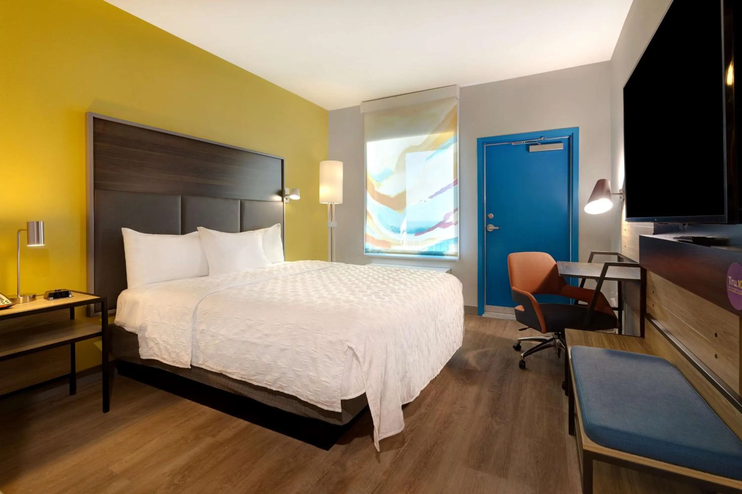 King Corner Room with Balcony and Oceanfront View in Tru By Hilton Galveston, Tx