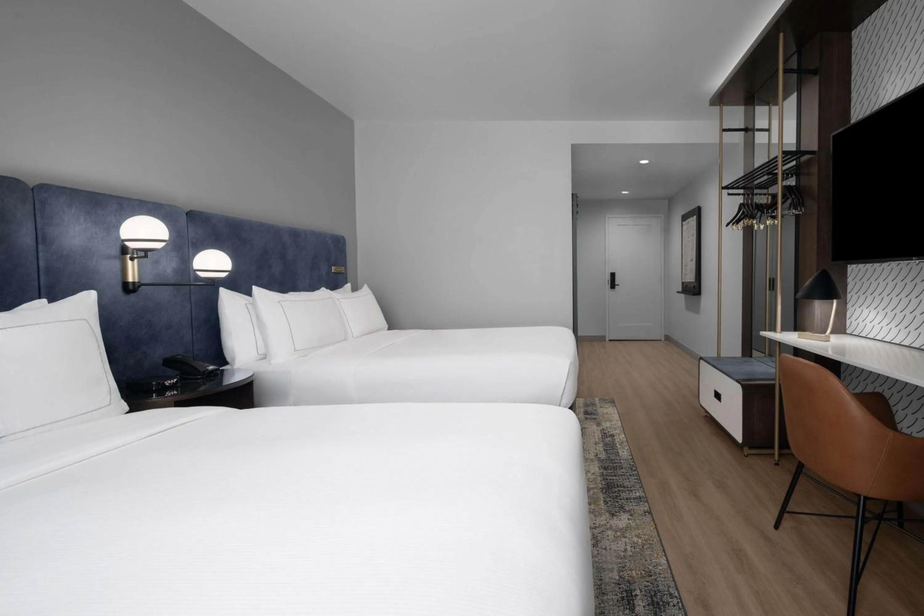 Corner Queen Room with Bath Tub - Mobility Accessible in Hotel West & Main Conshohocken, Tapestry Collection Hilton