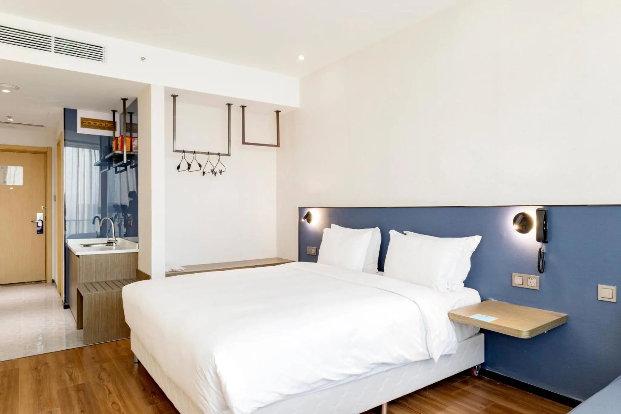 Standard King Room - High Floor in Holiday Inn Express Lanzhou New Area by IHG