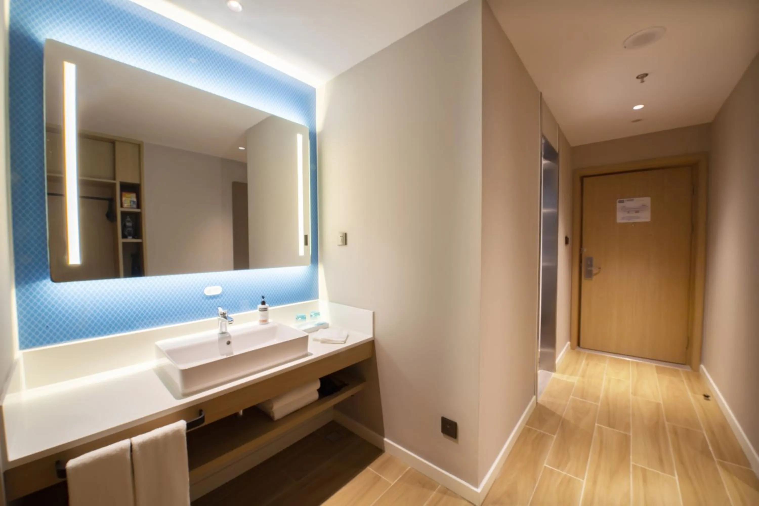 Standard King Room with City View in Holiday Inn Express Tianjin Binhai by IHG