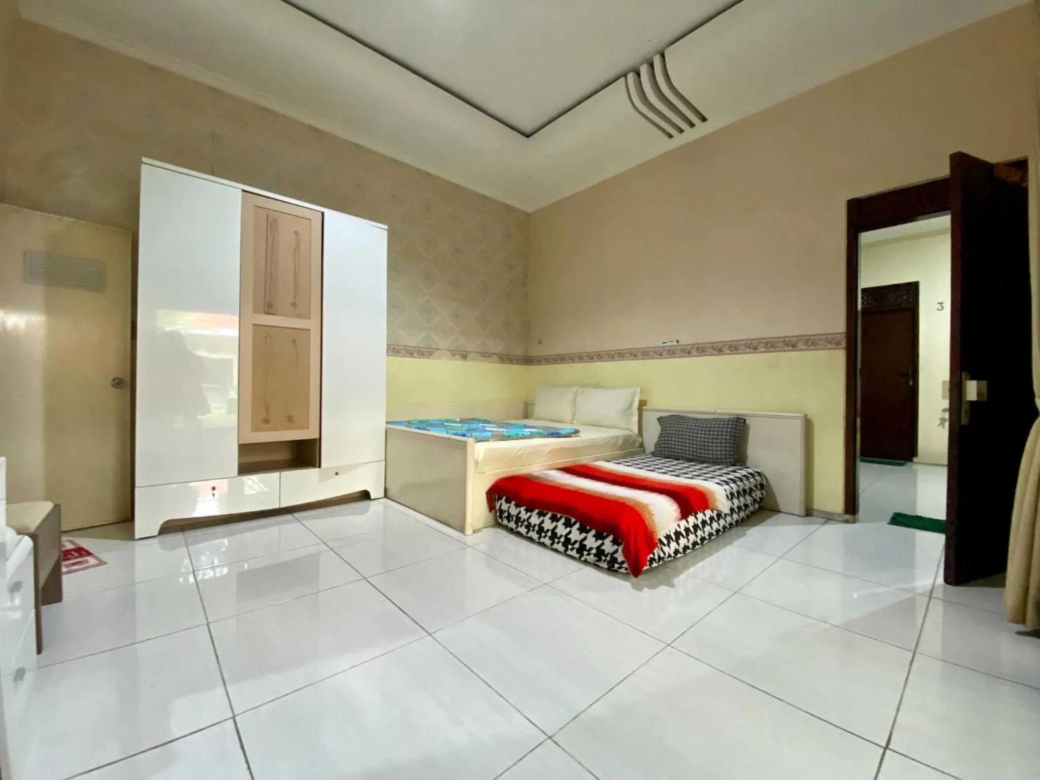 Deluxe Triple Room in Homey Guesthouse near Sby Zoo Syariah