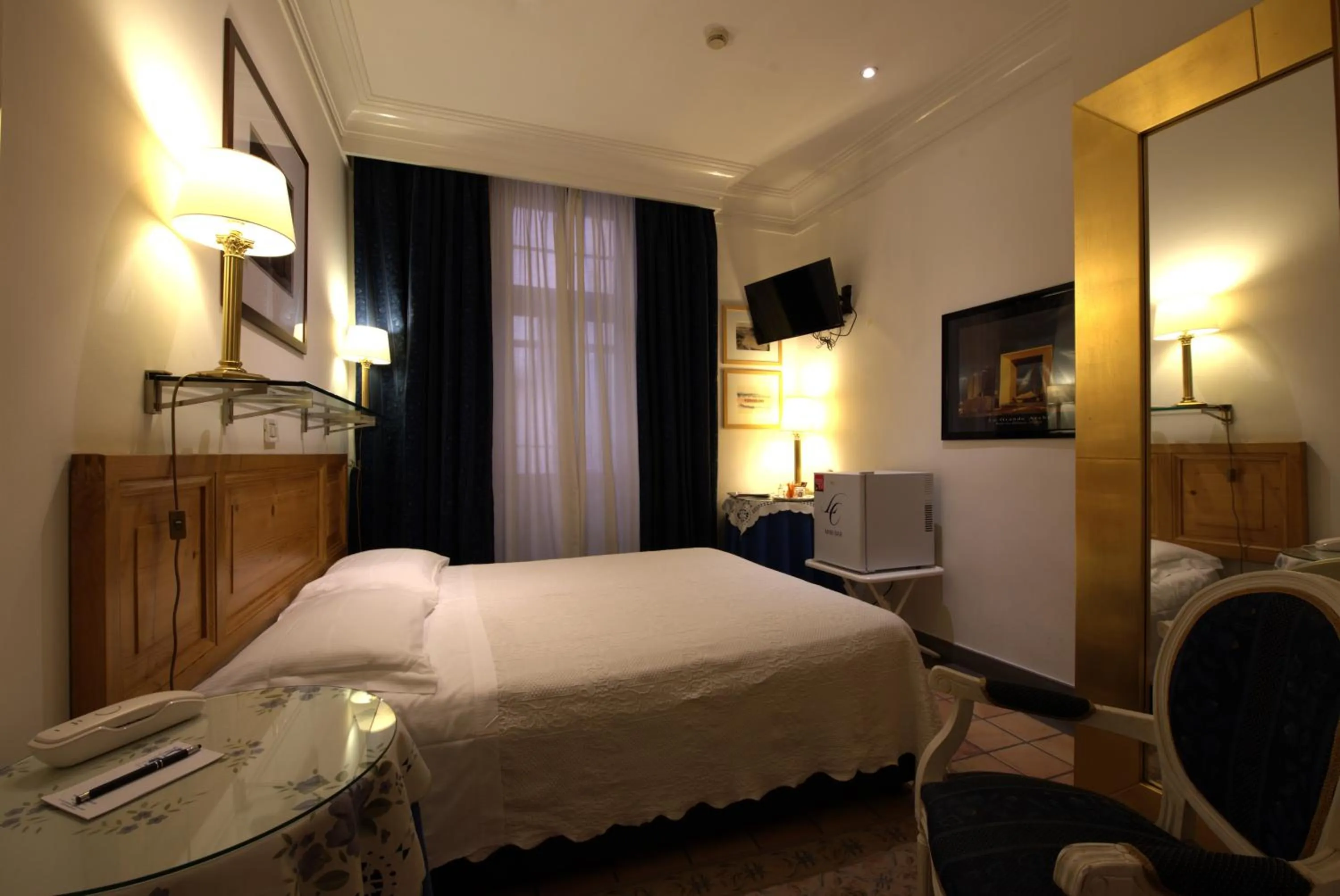 Small Double Room with Internal View  in Hotel Locanda Cairoli