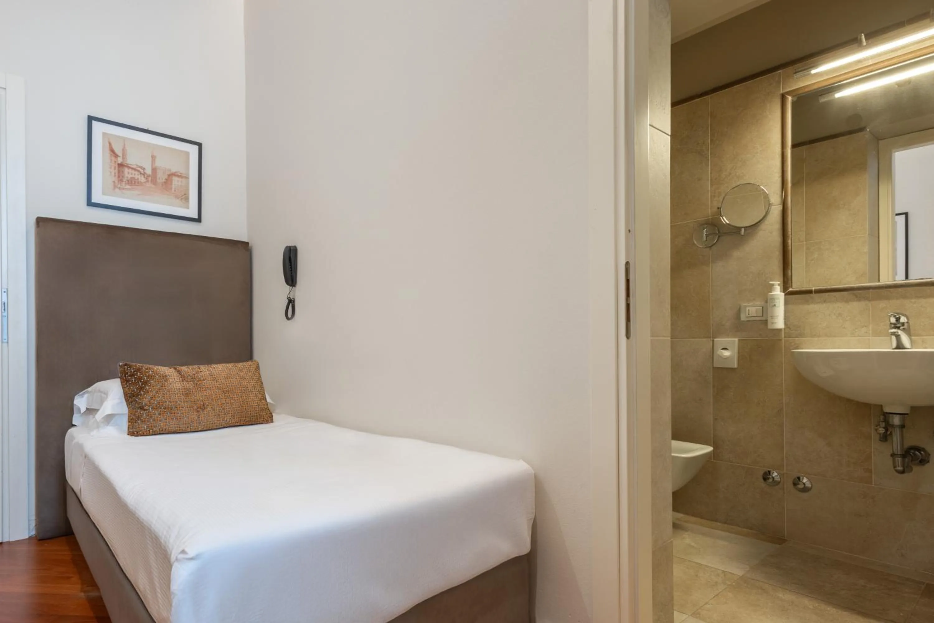 Single Room in Hotel Embassy