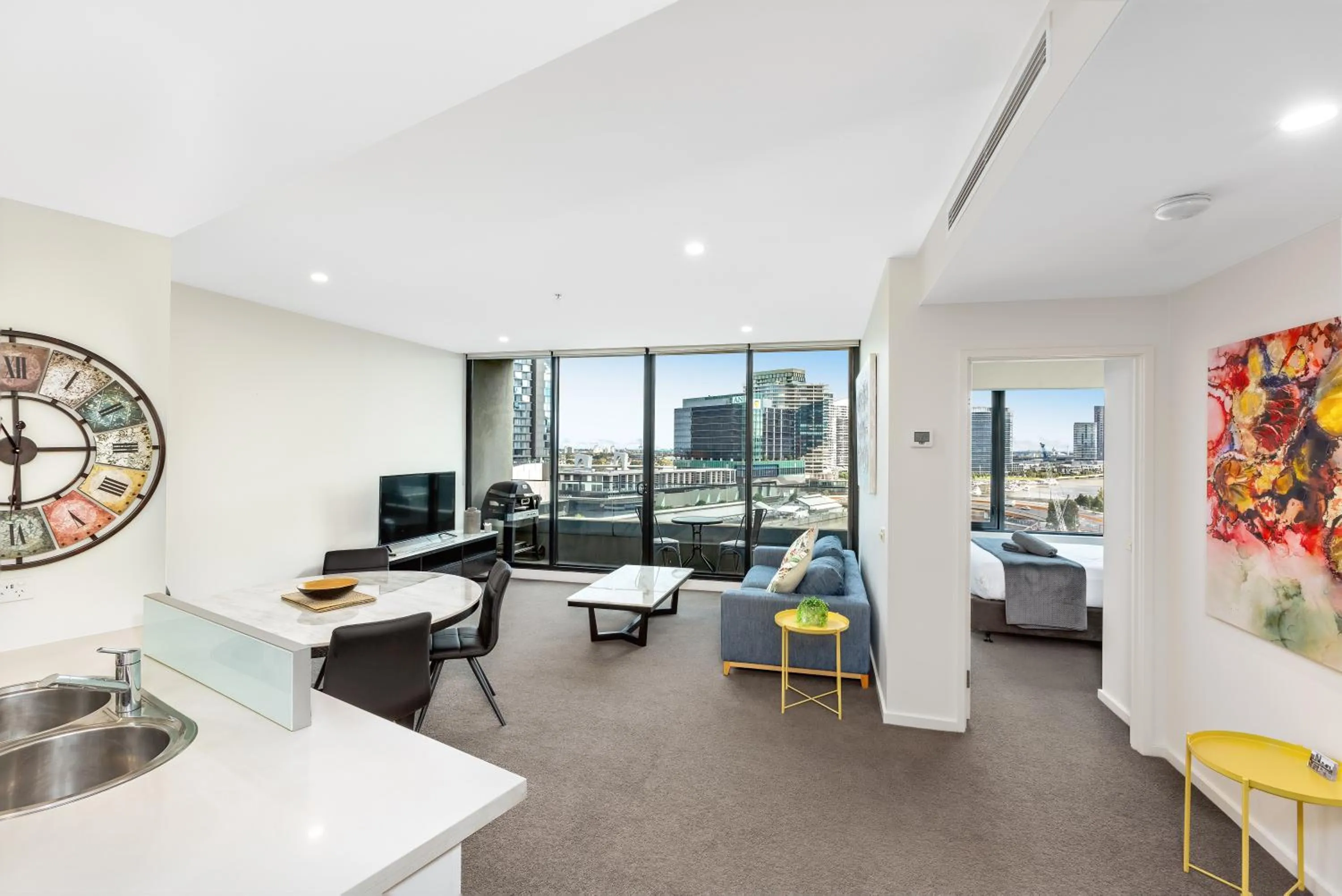 Deluxe Two-Bedroom River View Apartment with Two Bathrooms and Balcony in Melbourne Holiday Apartments Flinders Wharf