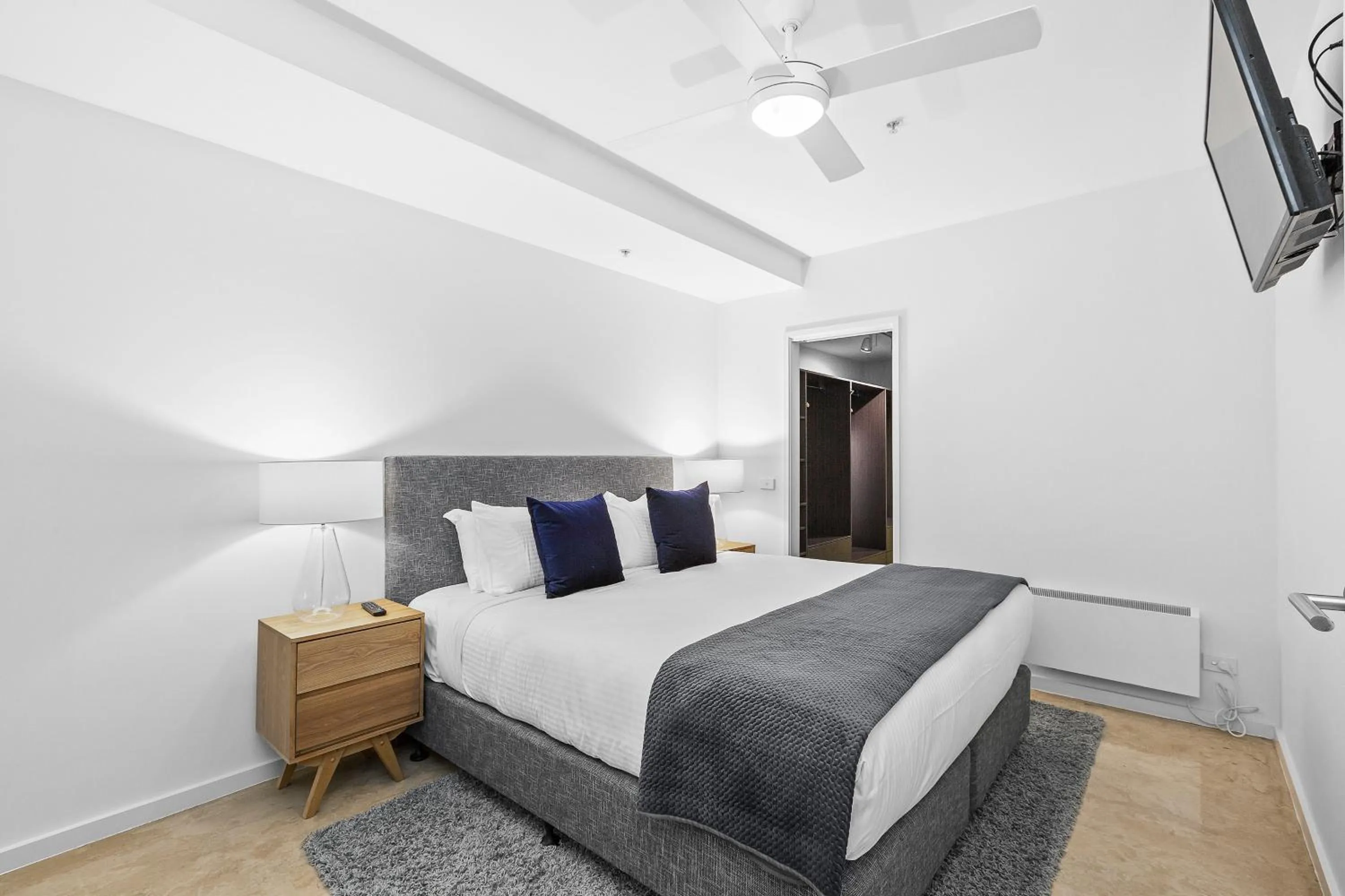 Deluxe Three-Bedroom River View Apartment with Balcony in Melbourne Holiday Apartments Flinders Wharf