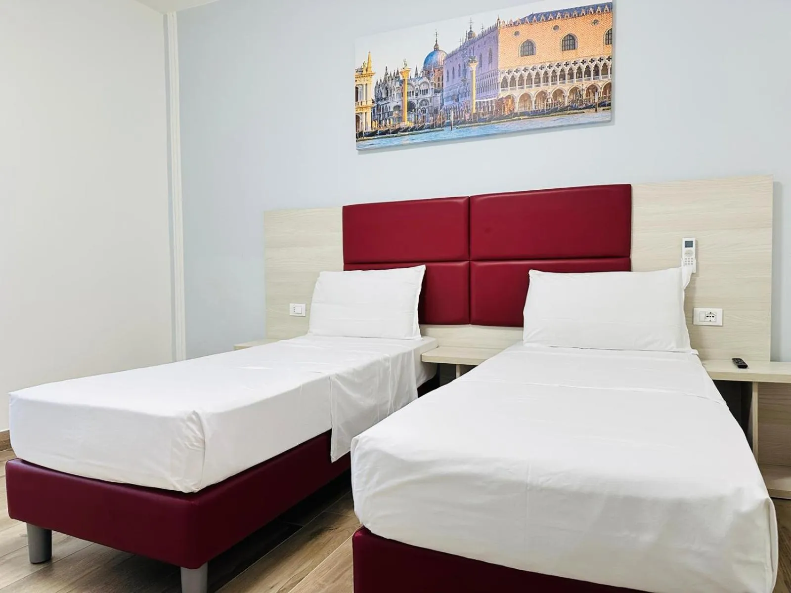 Twin Room with Private Bathroom in Venice Hub
