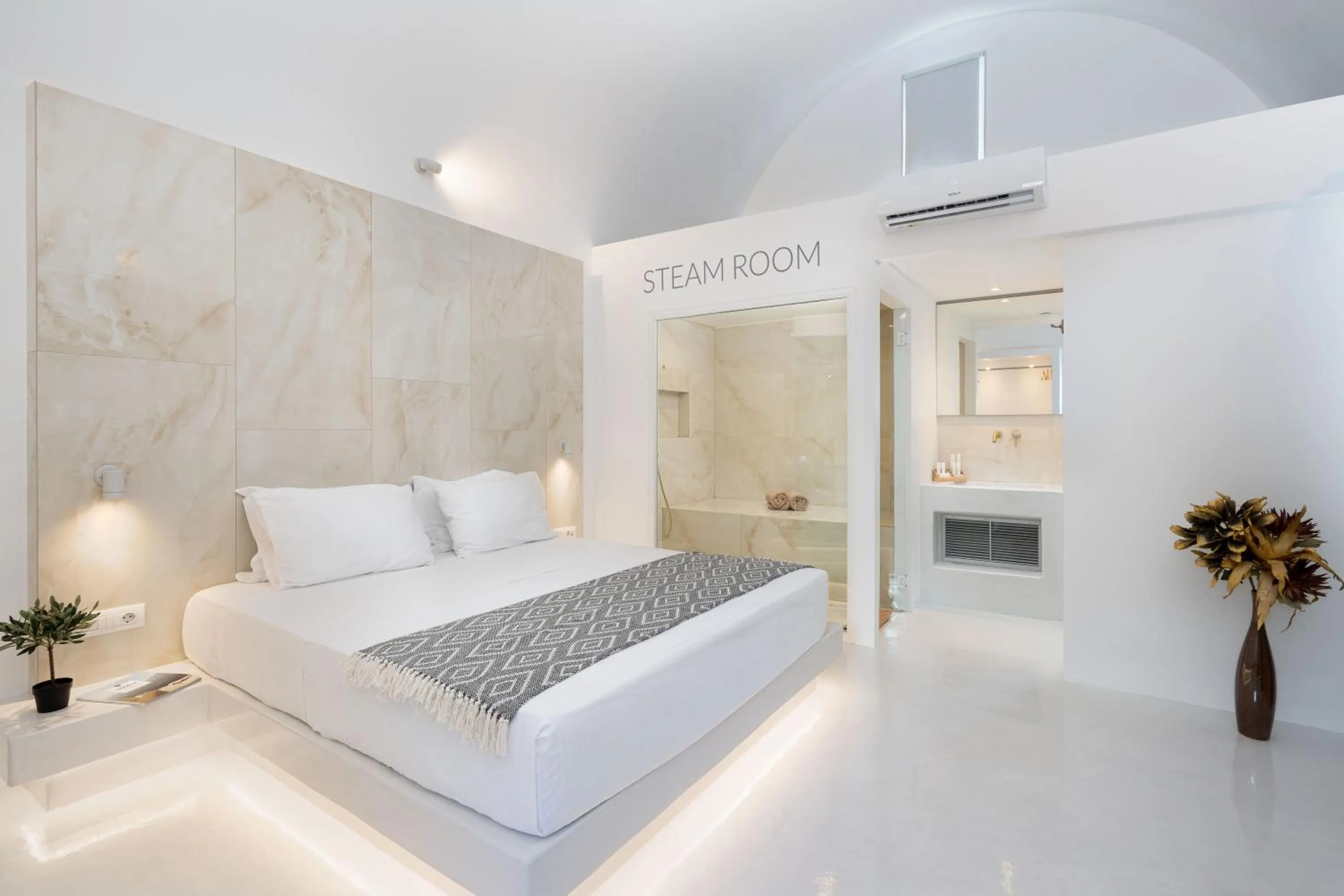 Honeymoon Suite with Sea View, Private Heated Pool & Steam Room in Cycladic Suites & Spa