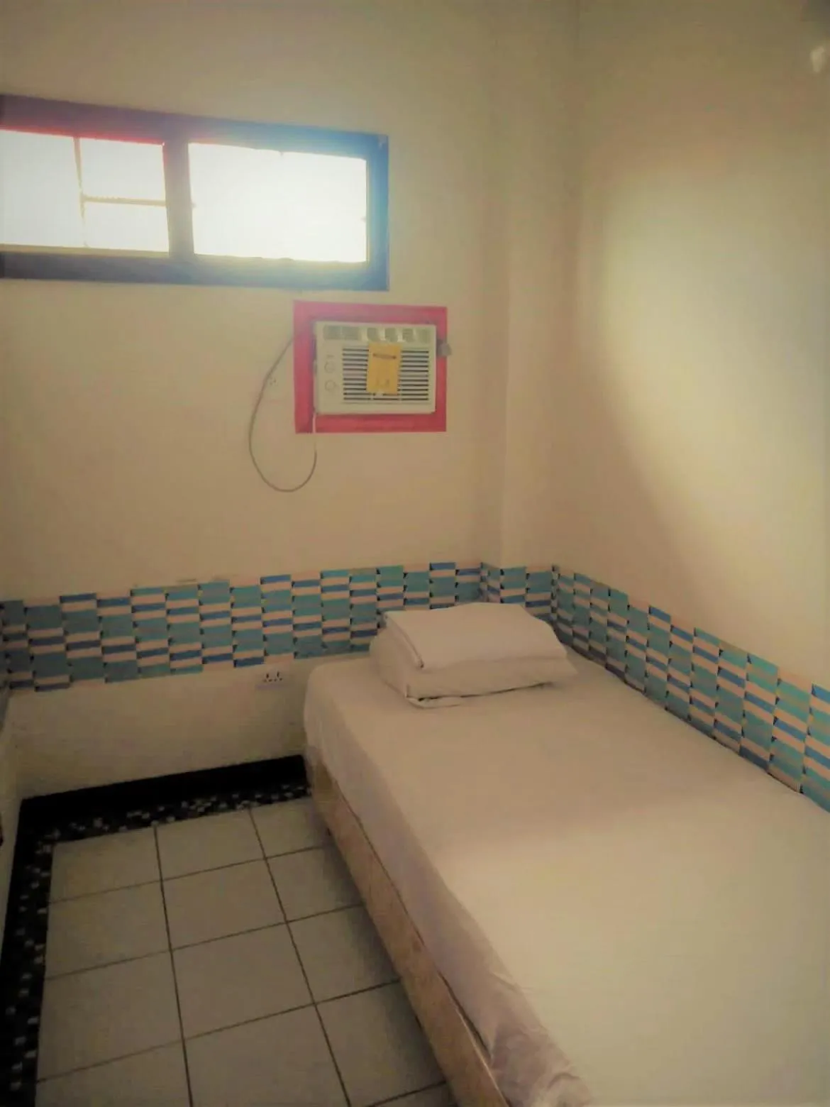 Single Room with Shared Bathroom in BnT Inn