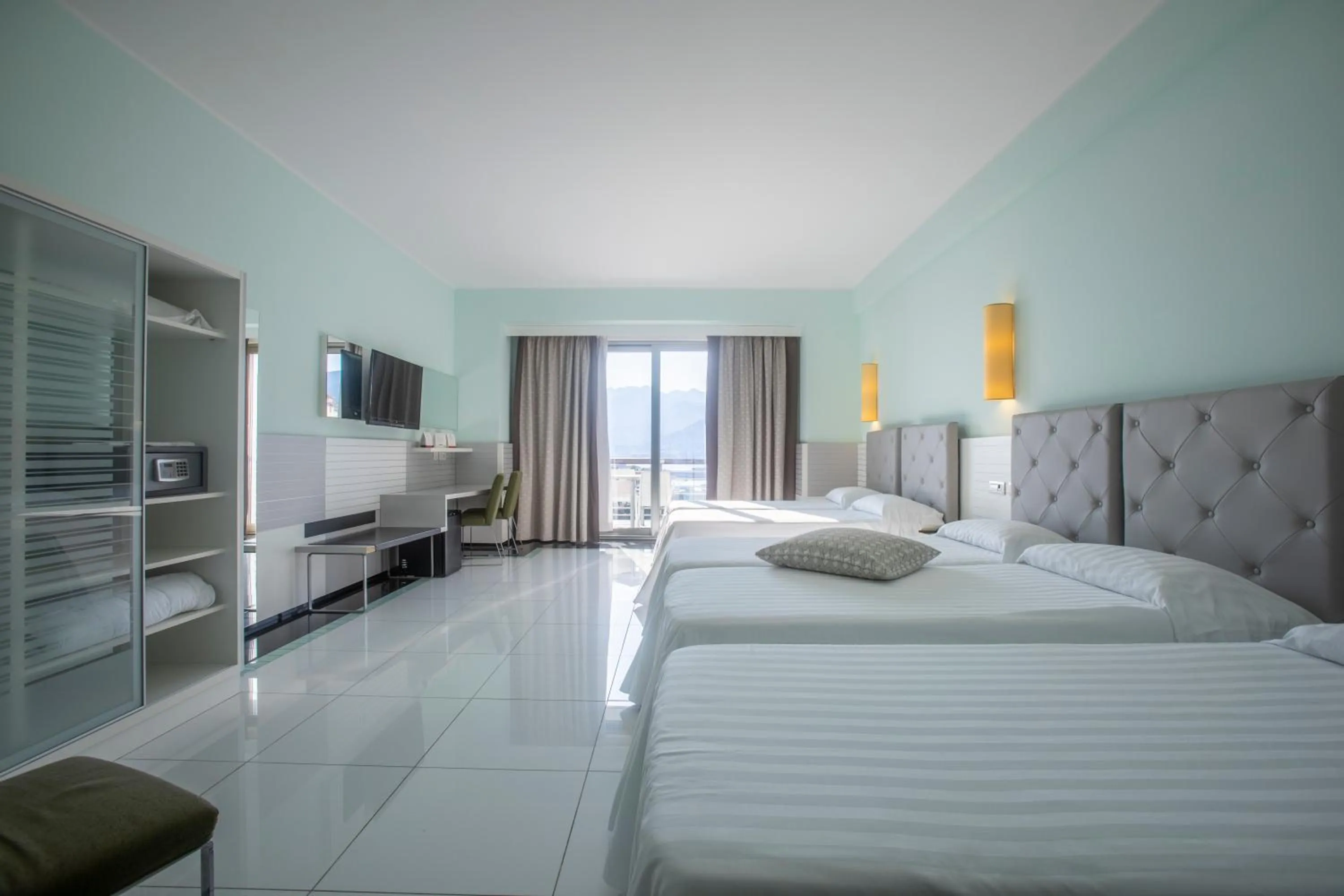 Superior Quadruple Room in Grand Hotel Salerno